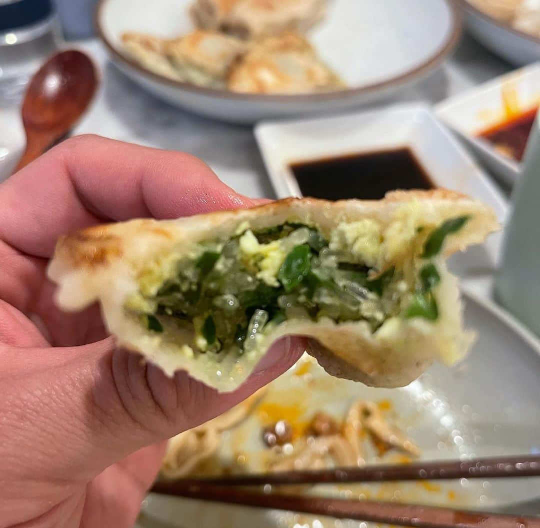 デイビット・チャンさんのインスタグラム写真 - (デイビット・チャンInstagram)「These leek pancakes stuffed with chives, egg and vermicelli noodles are outstanding. Super simple but so damn delicious.   Hui Tou Xiang is a weekly staple for my family...all of their dumplings are fantastic. Noodle soups are great, especially the stewed beef noodle and if you want less spicy the yangchun noodle soup, is equally strong.  Ordering from here never lets me down. Remember to eat a lot of dumplings tomorrow. You don’t have to live in the SGV to support a great Asian American restaurant. Do it. 🙏」2月11日 10時37分 - davidchang