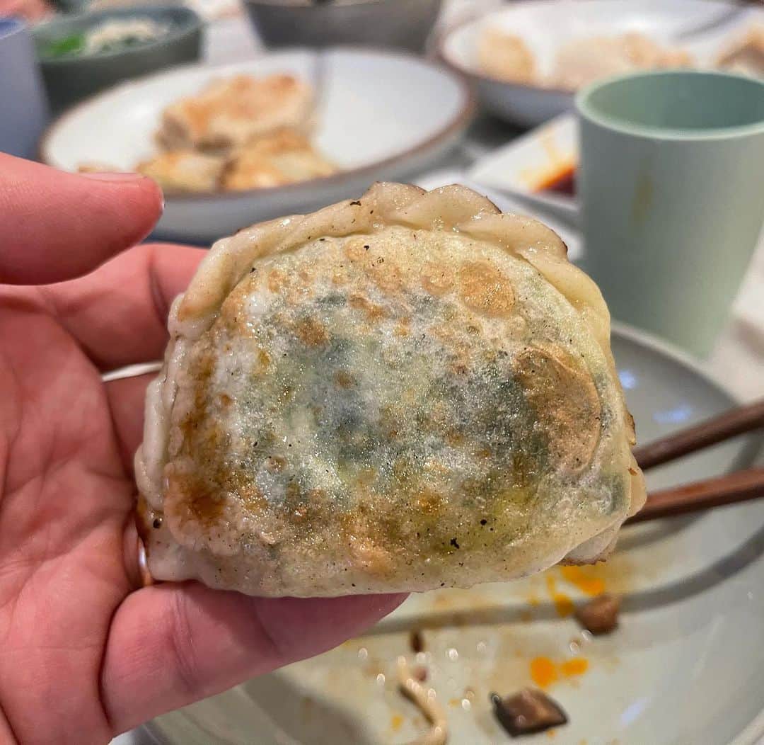 デイビット・チャンさんのインスタグラム写真 - (デイビット・チャンInstagram)「These leek pancakes stuffed with chives, egg and vermicelli noodles are outstanding. Super simple but so damn delicious.   Hui Tou Xiang is a weekly staple for my family...all of their dumplings are fantastic. Noodle soups are great, especially the stewed beef noodle and if you want less spicy the yangchun noodle soup, is equally strong.  Ordering from here never lets me down. Remember to eat a lot of dumplings tomorrow. You don’t have to live in the SGV to support a great Asian American restaurant. Do it. 🙏」2月11日 10時37分 - davidchang