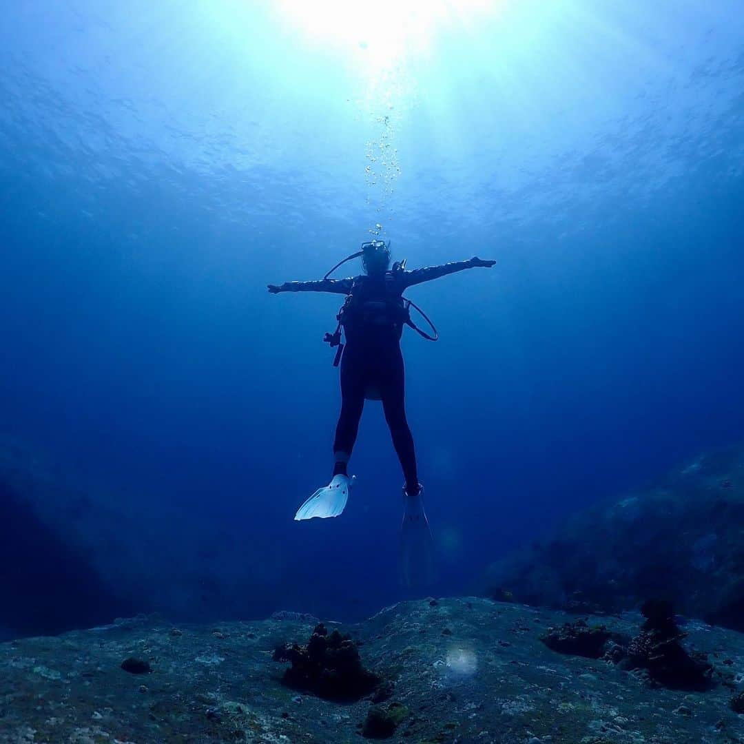 シータ・ラムサムのインスタグラム：「🤿 15 dives 👀 1 manta 🐍 A few Morays 🐟 And many many fishy friends 🐠 #ลูกเจี๊ยบอันดามัน 🛳 Thank you Na Kay @mom_nayne and the @seastar_andaman team for hosting us on your MV Koon 9 Liveaboard ship! #ให้แฮชแท็กเล่าเรื่อง  🍲 5 meal a day and endless snacks, countless activities, great hospitality, laughter, and food; it’s going to be hard to top off this trip! 🥰 Thank you everyone for making this trip so memorable! #ไฮไลต์ทริปคือแมนต้า #แต่เด็ดกว่าแมนต้าคืออาหาร 🤣 #ทริปพุงแตก #ของกินอร่อยมาก #กินข้าว5มื้อ #อาหาร24ชม #กิจกรรมล้านแปด #เรื่องเล่าเกาะบอนสุดขนหัวลุก #ที่สุดแล้วเรือลำนี้ #ทริปจบแต่รูปยังไม่จบอีกพักนึงนะ 😉 #mvkoon9 #northandamansea #eatsleepdiverepeat #mantaray #morayeel #shaunthesheep #nudi #batfish」