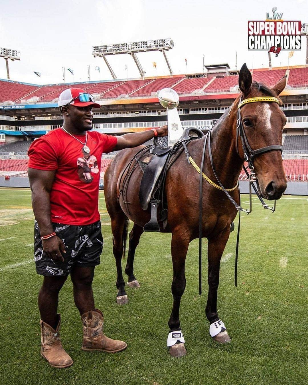 NFLさんのインスタグラム写真 - (NFLInstagram)「A dream come true for @devinwhite_40 🐎🏆 (via @buccaneers)」2月11日 10時40分 - nfl