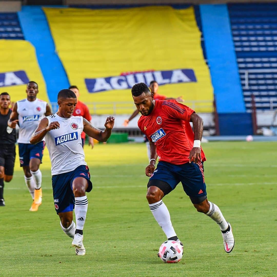 サッカー コロンビア代表チームのインスタグラム：「📸 ¡Esfuerzo y trabajo en equipo!   #VamosColombia 🇨🇴」