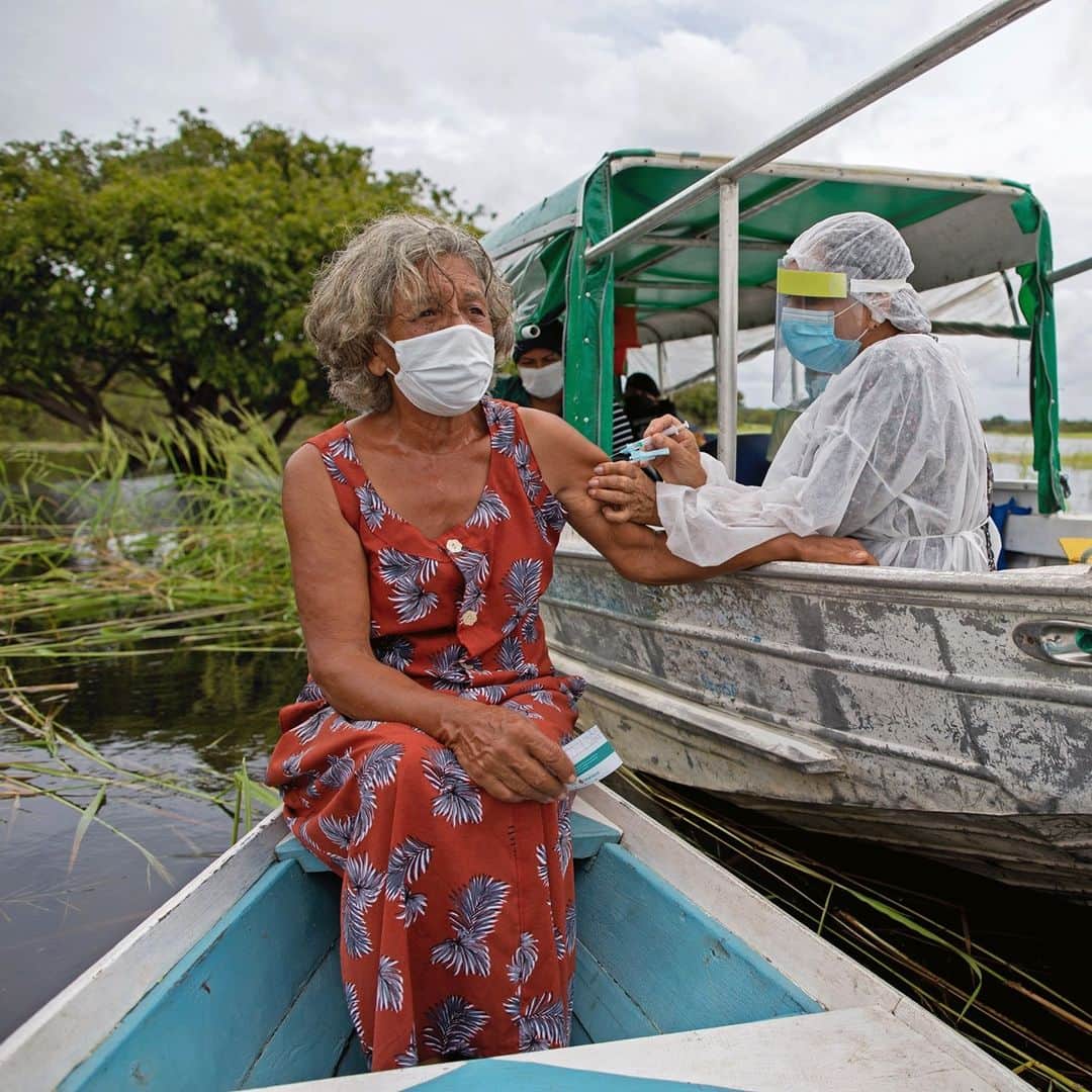 TIME Magazineさんのインスタグラム写真 - (TIME MagazineInstagram)「Olga D’arc Pimentel, 72, receives a dose of the Oxford-AstraZeneca COVID-19 vaccine on the banks of the Rio Negro near Manaus, Brazil, on Feb. 9. Earlier this month, @reuters reports, the country’s prosecutor-general opened a preliminary investigation into President Jair Bolsonaro and the health minister, Eduardo Pazuello, for alleged negligence in response to an outbreak in Manaus, where a second wave proved vicious. The area is the birthplace of a variant of the virus that researchers said is more transmissible. Brazil has recorded over 9 million cases and over 233,000 deaths during the pandemic, according to data compiled by Johns Hopkins University. Photograph by @fotomichaeldantas—@afpphoto/@gettyimages」2月11日 10時44分 - time