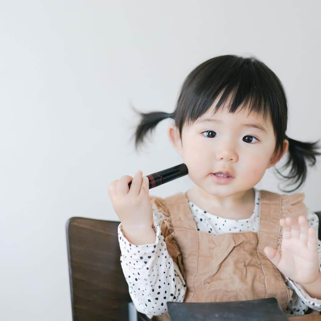 のインスタグラム：「お化粧したいんだって #女の子だなぁ #💄」