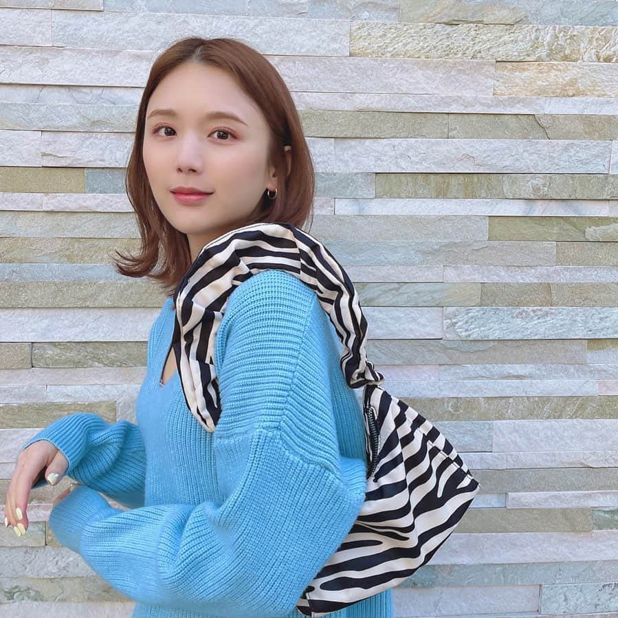 ひよんのインスタグラム：「🦓💙 ㅤㅤㅤㅤㅤㅤㅤㅤㅤㅤㅤㅤㅤ ブルーニット🧶❌ゼブラ柄👜 暖かくなってくると明るい色のお洋服きたくなる☺️ ㅤㅤㅤㅤㅤㅤㅤㅤㅤㅤㅤㅤㅤ #fashion #spring #봄옷 #봄코디 #희영 #ひよん #春服」