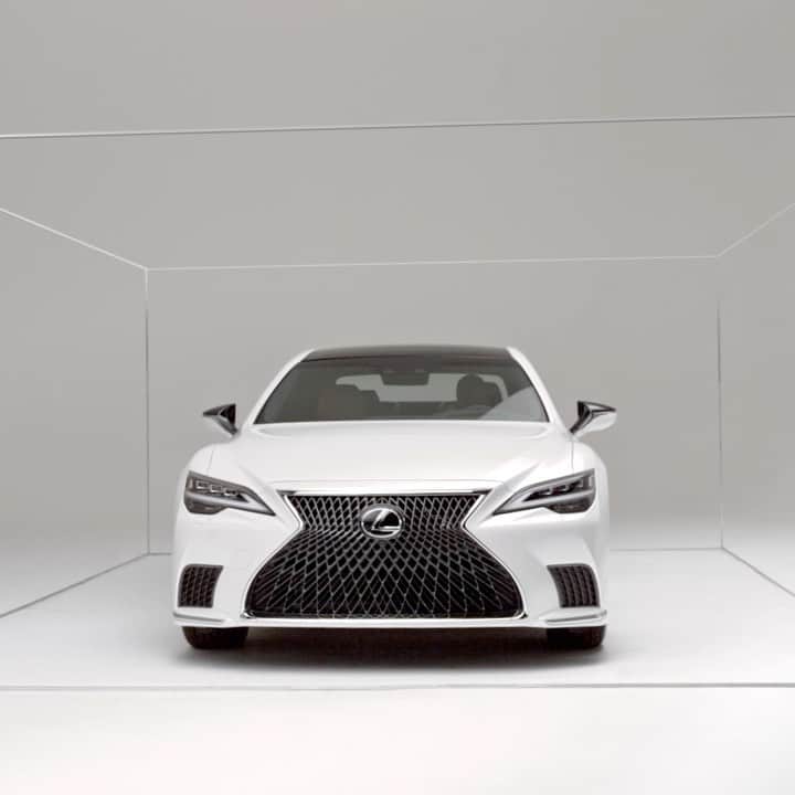 Lexus USAのインスタグラム：「Does your state of mind have a color? And if so, does a car have the power to transform it?   We created an experiment using aura photography and the new #LexusLS. Using biofeedback readers we were able to translate feelings into colors to capture the experience that the new #LexusLS offers.   Click the link in bio to see the full experiment.」