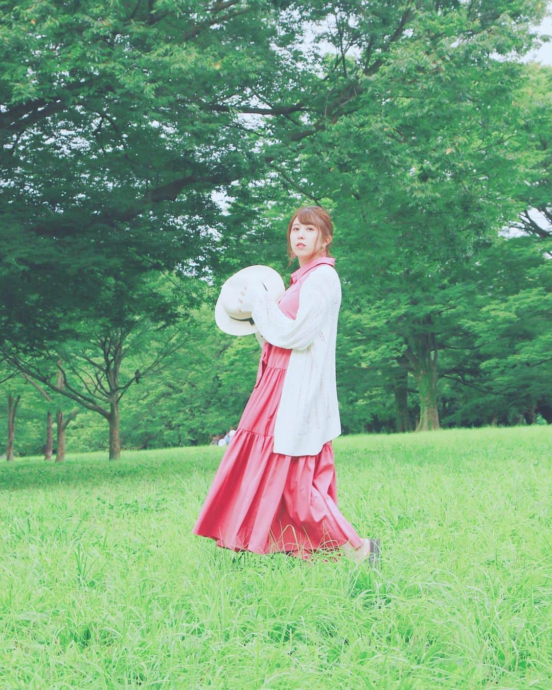 井上麗夢のインスタグラム：「☀️ #キャスティング﻿ ﻿ おはよう☀﻿ ﻿ ﻿ Twitterでも書いたんだけどね﻿ 最近キャスティングのお仕事も﻿ 少ししてて。﻿ ﻿ そうすると役者さんが﻿ 楽しい現場でした！とか﻿ 現場の方々から﻿ 素敵な役者さんでした！とか﻿ そんなことを言われると﻿ ﻿ あぁ、このお仕事を繋げられてよかったなぁ﻿ って毎回思うし﻿ そんな素敵な方々とお仕事を﻿ 私はしてきてるんだなぁ﻿ って人脈に感謝でしかないし。﻿ ﻿ ﻿ ﻿ こうやって人と人とを繋げて﻿ その人たちが喜ぶ姿を感じられるって﻿ とっても素敵だなぁと毎回思うのよね。﻿ ﻿ ﻿ ﻿ それは自分のイベントで﻿ いつも女の子達がきてくれるのも﻿ 同じ心理で。﻿ もっと女優さんを知ってほしいし﻿ 女の子達もファンが増えたらいいなって﻿ 思ったりするから、そんな場でありたい﻿ ってイベントなんだと思う☺️﻿ ﻿ またコロナが落ち着いたら﻿ みんなでゆっくり飲み会ひらこうね🍻﻿ ﻿ ﻿ ﻿ ﻿ 今の時期に大事なのって﻿ 応援してくれる人、を増やすと言うより﻿ 仲間作りが一番大事なんだろうなと思う。﻿ ﻿ ﻿ ﻿ 今日もたのしい一日にしようね🌞﻿ ﻿ ﻿ ﻿ _______________﻿ ﻿ 2/13 女優撮影会﻿ ﻿ 残り4枠！﻿ ﻿ #カメラマン募集﻿ #撮影会モデル﻿ ﻿ __________﻿ ﻿ 【#YouTube】﻿ ﻿ 2/14(日)20:00〜START﻿ 毎週、金日更新﻿ ﻿ 女子が吐露する「とろトーク」﻿ ただ、お酒飲んで喋ってる﻿ 私たちが楽しいだけのチャンネルです🥰❤️﻿ ﻿ ﻿ プロフィールトップページからリンク飛べます🙆‍♀️❤️﻿ ﻿ 「とろチャンネル」﻿ で検索するとたくさんでてきちゃうから﻿ 大変かもしれないけど、、笑笑﻿ 見つけてチャンネル登録してもらえたら﻿ とってもうれしいなー！！﻿ ﻿ ﻿ お題のストックは50個以上！﻿ めちゃくちゃに喋り倒して﻿ 飲み倒します！！！！﻿ ﻿ ﻿ __________﻿ ﻿ ﻿ ﻿ Twitter:@Remu_19﻿ ﻿ ﻿ ﻿ #カメラ女子 #カメラ女子部 #ipone #東京写真部 #写真部 #instagood  #clubhouse #olympuspen #写真好きな人と繋がりたい  #写真を撮るのが好きな人と繋がりたい  #カメラ好きな人と繋がりたい #カメラマン募集 #ファインダー越しの私の世界  #フィルター越しの私の世界 #ポートレート #ポートレートモデル #女優 #井上麗夢　#YouTube #ダイエット #写真集 #被写体モデル #被写体  #撮影会 #断捨離　#撮影会」