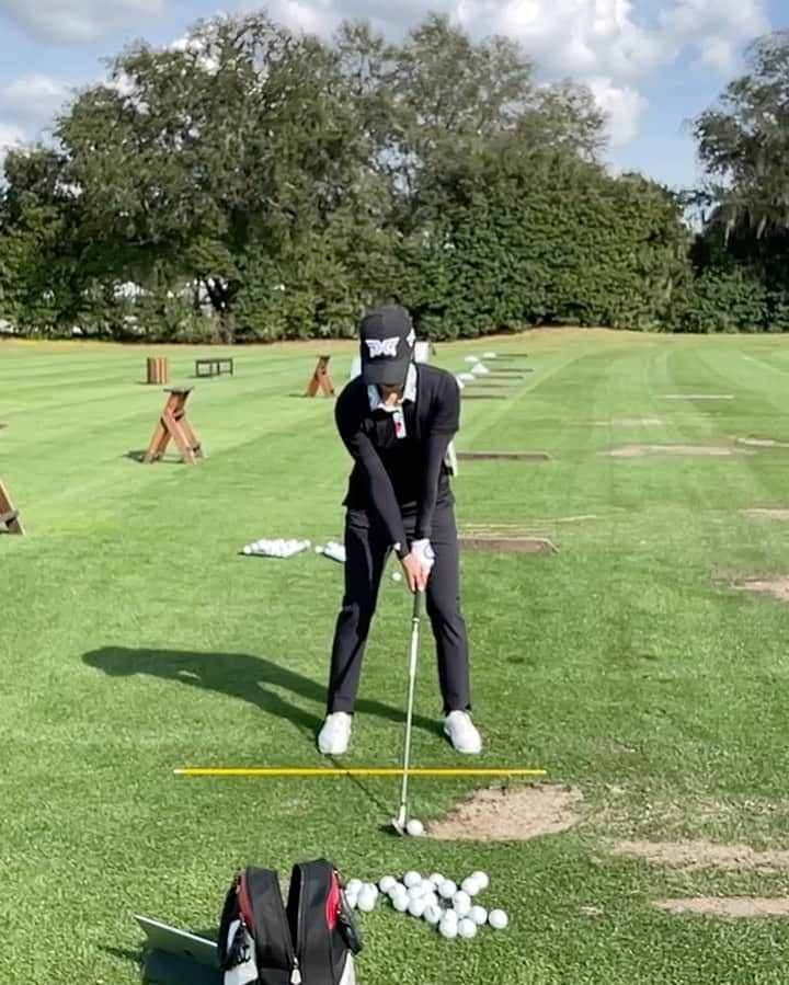 ジェニファー・ソングのインスタグラム：「Off season grind with @geewaite #groundhogday #pxgapparel #pxgtroops #titleist」