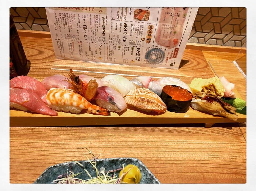 魚金のインスタグラム：「お寿司ー！！！！！🍣 みんな大好きお寿司ー！！！！！🍣 豊洲場外食堂魚金で握り寿司はじまりましたっ。 ランチでも、ディナーでも、今日はちょこっと贅沢しませんか♡  #魚金 #豊洲 #食堂 #寿司 #ららぽーと豊洲 #🍣 #sushi #sushistagram #寿司ランチ」