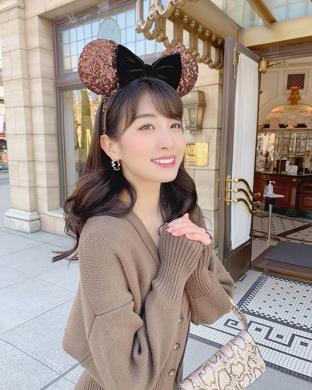 関根ささらさんのインスタグラム写真 - (関根ささらInstagram)「Brown🤎🖤🤎 . . #アメリカンウォーターフロント の #マクダックスデパートメントストア 前にて♡ 撮影時のみマスクを外しています😷🙏 . . 人が少ないときここで撮るのおすすめ！💗 日差しが強すぎる時は日陰がちょうどいいよ💡 . . #tokyodisneysea #tds #tokyodisney #disney #brown #ブラウン #ブラウンコーデ #ディズニー #ディズニーコーデ #disneyoutfit #disneyfashion #ootd #outfit #outfits #outfitoftheday #コーデ #zara #zaraコーデ #zarafashion #disneyears #ディズニーカチューシャ」2月11日 10時57分 - sasarasekine