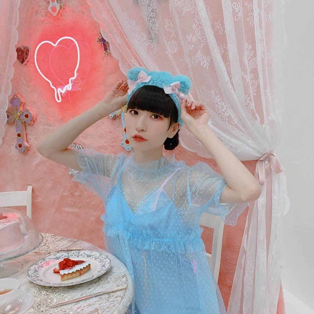 ピンキー！☆藤咲彩音さんのインスタグラム写真 - (ピンキー！☆藤咲彩音Instagram)「猫耳×ルームウェア=夢カワ🐈🐬❤️🍰🍴 ． #でんぱ組 #写真集 #でんぱ組オフィシャルメモリアルブック📚 #ナイフの持ち方がアサシン」2月11日 10時57分 - pinky_ayane