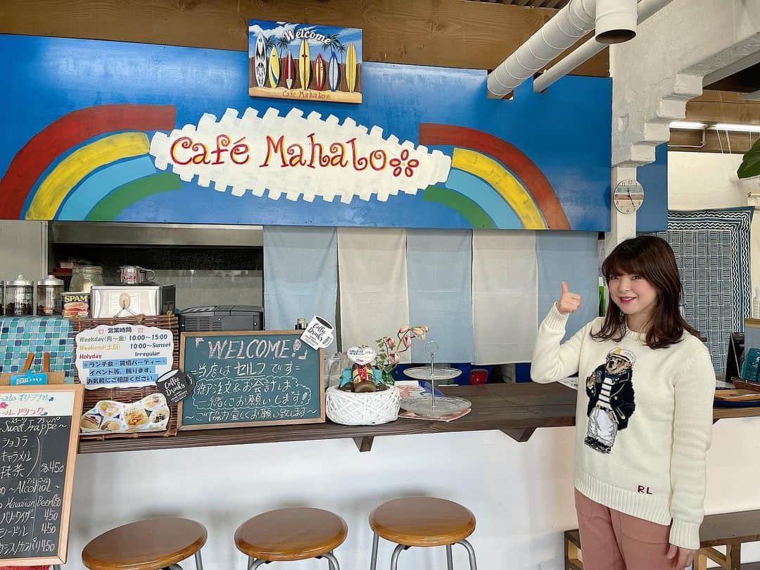 倉窪莉沙のインスタグラム：「* 最初に伺った場所から数珠つなぎで地元の人ならではのオススメの場所やお店を紹介してもらい、巡っていくコーナー「DEEPな和歌山探検隊」。1月の放送では和歌山市和歌浦周辺をぶら～りしてきた様子をお届けしました👟♡  今回は以前スタジオ出演してくださった川口さんが営むお店「Cafe Mahalo」からスタート！少し前にディレクターの黒ちゃんとランチを食べに行かせていただいたので川口さんにお会いするのは3度目。フレンドリーに楽しくお話していただき、嬉しかったです☺️ハワイアンな気分を楽しめる空間でいただくアボカド＆ベーコンエッグのパンケーキ、最高に美味しかったです😋ゆったりとした時間が流れるお店の雰囲気、心も体も癒されました🌈🌺 ↓ 川口さんに紹介していただいたのは、ハンドメイドを楽しむことができるお店「キルターズファーム」さん。店内にはオーナーの辻さんが作られたキルトの作品ずらり🧸🧵どの作品も可愛くて素敵でずーーーっと眺めていたくなります。ハンドメイドはぬくもりを感じられますよね🥰パッチワーク教室も行われているそうです！ ↓ 辻さんに紹介していただいたのは、「癒しの空間 円身堂」さん。身体を癒してくれるリラクゼーションのお店と思いきやなんとそれだけじゃないんです！心を癒してくれる占いの先生もいらっしゃるんです✨肩凝りもひどいし、2021年の運勢も気になるし...🥺改めて伺いたいなぁ💕💕 ↓ 円身堂の安西さんに紹介していただいたのは、「わかうら食堂」さん。建物を見た瞬間、「千と千尋の神隠し」の世界にやってきたのかなと思いました🏮老舗料亭旅館をフルリノベーションし当時の趣を残した店内や食器、窓から見渡すことができる和歌浦の景色。オーナー・駿河さんおすすめの灰干しさんまの定食とモンブランをいただきました。  ロケの途中「おっとっと広場」へ寄り道しました。お正月前と言うこともあり、豪華な食材がずらり！「持ってみ〜！」と声をかけていただき、伊勢海老を掴ませてもらいました😆  和歌浦で出会った皆様、年末のお忙しい時期にも関わらずお話を聞かせてくださりありがとうございました🙇‍♂️和歌浦の魅力にたくさん触れることができました🥰💕💕 . . . #マエオカテツヤの全開木曜日 #DEEPな和歌山探検隊 #マエオカテツヤ さん #てっちゃん #wbs #和歌山放送 #和歌山 #和歌浦 #hawaii #mahalo #キルト #マッサージ  #占い #わかうら食堂 #灰干さんま  #釜揚げしらす #モンブラン #ラジオ #アナウンサー #ママ時々アナウンサー #ママウンサー」