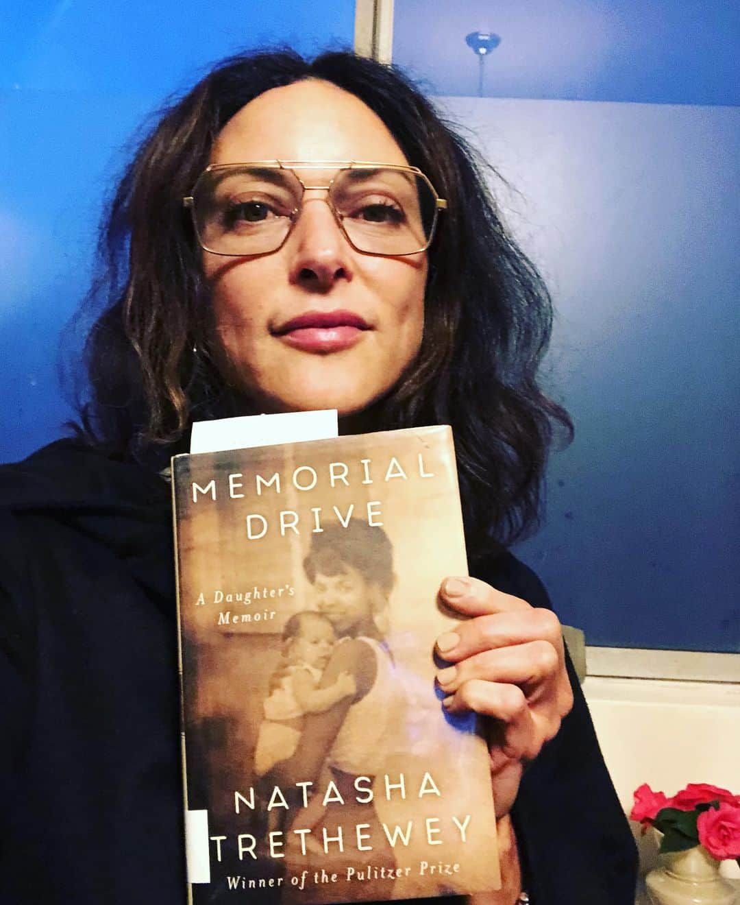 ローラ・グラウディーニのインスタグラム：「#memorialdrive Have you read it? I’m excited to begin. @natasha_trethewey_official #pulitzerprize #ilovethelibrary #publiclibrary」