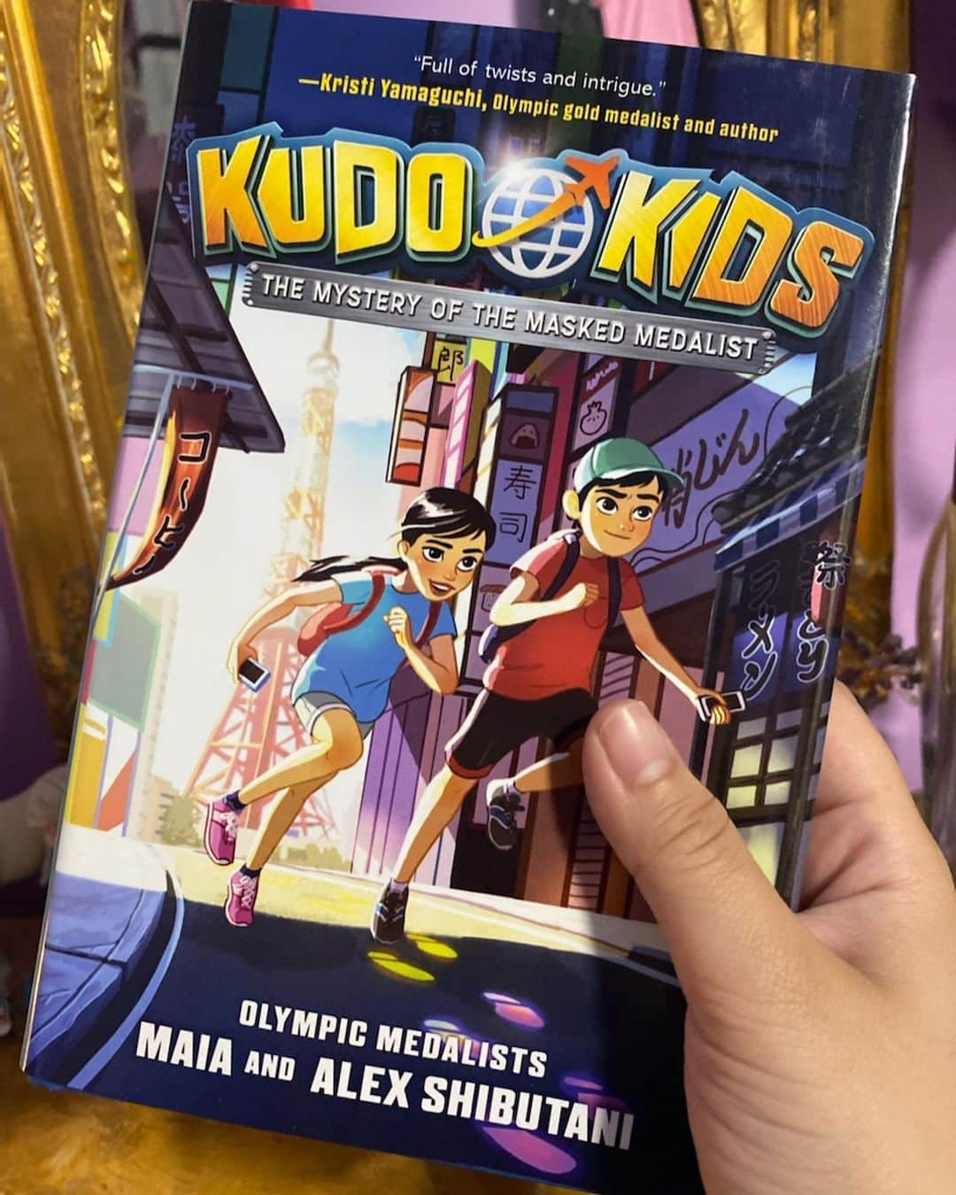 アレックス・シブタニのインスタグラム：「We love seeing your #KudoKids book pics!! We haven’t been able to go on a book tour because of the pandemic, but it makes us so happy to see people reading and enjoying the adventure! If you haven’t gotten it yet, pick up a copy of Kudo Kids: The Mystery of the Masked Medalist at your local bookstore! 📖🗼🏅  #KudoKids #shibsibs #middlegradebooks #middlegradefiction #mysterybooks #asianamerican #bookstagram #books」