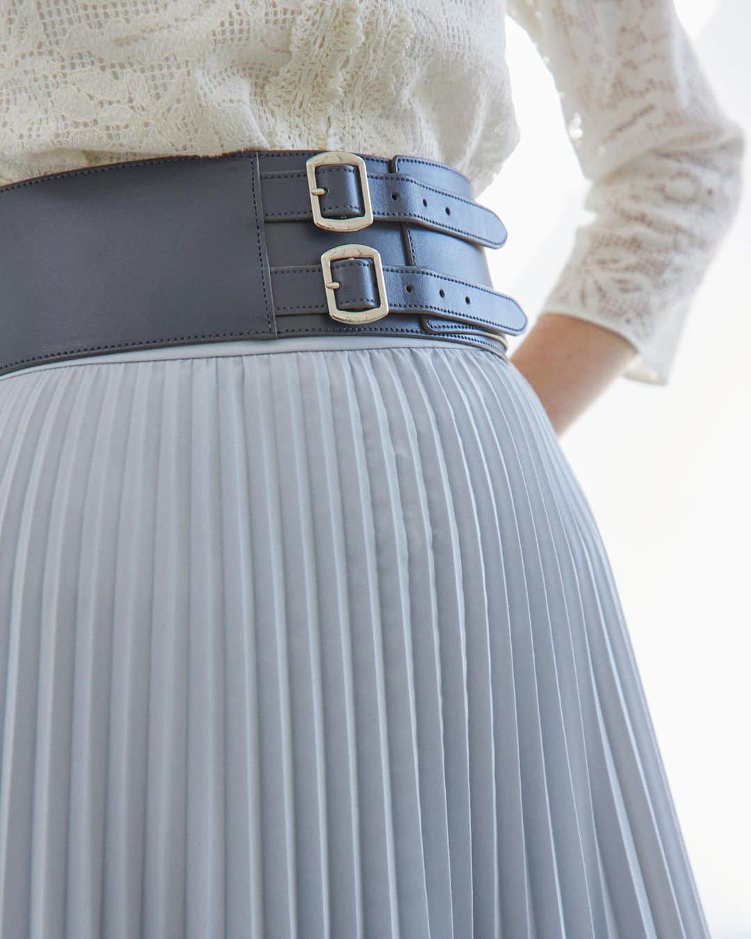 のインスタグラム：「. 【comfort chic_March】  CRUZ BELT col.navy,beige/¥12,000+tax  SHANON SKIRT col.beige,bule/¥20,000+tax  #jillstuart #March #spring #comfortchic #styling  #webcatalog」