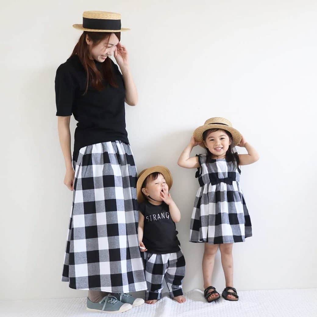 かわいいベビー服・子供服Babychuさんのインスタグラム写真 - (かわいいベビー服・子供服BabychuInstagram)「【べびちゅ初のファミリーリンク✨オリジナルNEWアイテム✨ブロックチェックシリーズがはやくも大好評で注文殺到🥳】 . 家族でリンクコーデがしたい❣️というご要望にお応えして🦻 あの大人気ブロックチェックシリーズに🏆パパ＆ママ＆キッズサイズありの「スタンダードシャツ」をご用意～👏 . おかげさまで大好評👑 各アイテム、サイズによっては残りわずかとなっております❣️ 争奪戦ですよ～✊🏃‍♀️💨 . おしゃれ見えブロックチェックで❣️家族リンクコーデを楽しで🎵 誰よりもステキな写真を残しちゃお📷💕 . . 🌈新登場「スタンダードシャツ」 大人サイズは、パパL・パパM・ママMをご用意しました。 キッズサイズは、90～120サイズ♪ 家族でおそろいができちゃうアイテムが仲間入り！ . 🌈ママのスカート ロング丈＆ボリューム感にこだわりました👍 履くだけでさらりと素敵ママになれちゃう😘 ウエストゴムで実はらくちんなんです😁 . 🌈女の子のワンピース フロントのリボン＆フレアシルエットにこだわりました👏 これ一枚着せるだけで、周りと差がつくオシャレコーデ完成😽 . 🌈男の子のボトムス 程よくゆとりを持たせたテーパードシルエット👌 お手持ちのTシャツに合わせるだけで、おしゃれボーイになれちゃう💓 . . べびちゅのこだわりをたくさん詰め込んで、お値段もとっても頑張りました🎉 . 数量限定につき、気になる方はとにかく急いで～🛒💨 . プロフィール欄のURLから、べびちゅHPへGO🏃‍♀️ 上部バナーからチェックできるよ❤️ . . 📣会員さま📣 必ずログインしてからお買い物を！ . 全商品ポイントUPキャンペーン開催中🎊 . 💡会員様だけのお得なキャンペーンです。商品代金の５％をポイントでもらえます💡 . 今回貯めたポイントを使えば、これからまだまだ登場する新作アイテムがおトクにGETできちゃう😍 . ⏰2月13日(土)23:59まで！ . ポイントUPのチャンスに❣️ 今すぐ！ログインしてお買い物😘 . まだ会員でない方は先に登録してね！30秒もかからないよ👍 . カートに入れてるアイテムはありませんか～❓ 欲しいもの、ぜーんぶ一緒にGETしちゃお🧚‍♀✨ . . #べびちゅオリジナル #パパコーデ #パパとお揃い #親子リンク #親子お揃い #リュバンブクレ #リンクコーデ #rubanboucle #リュバンコーデ #べびちゅ #babychu #ig_kidsphoto #ig_babyphoto #かわいい #子供服 #ベビー服 #親バカ部 #女の子 #男の子 #娘 #息子 #赤ちゃん #ベビーコーデ #キッズコーデ #ベビーファッション #キッズファッション #出産祝い #baby #babychujp」2月11日 11時17分 - babychu2014