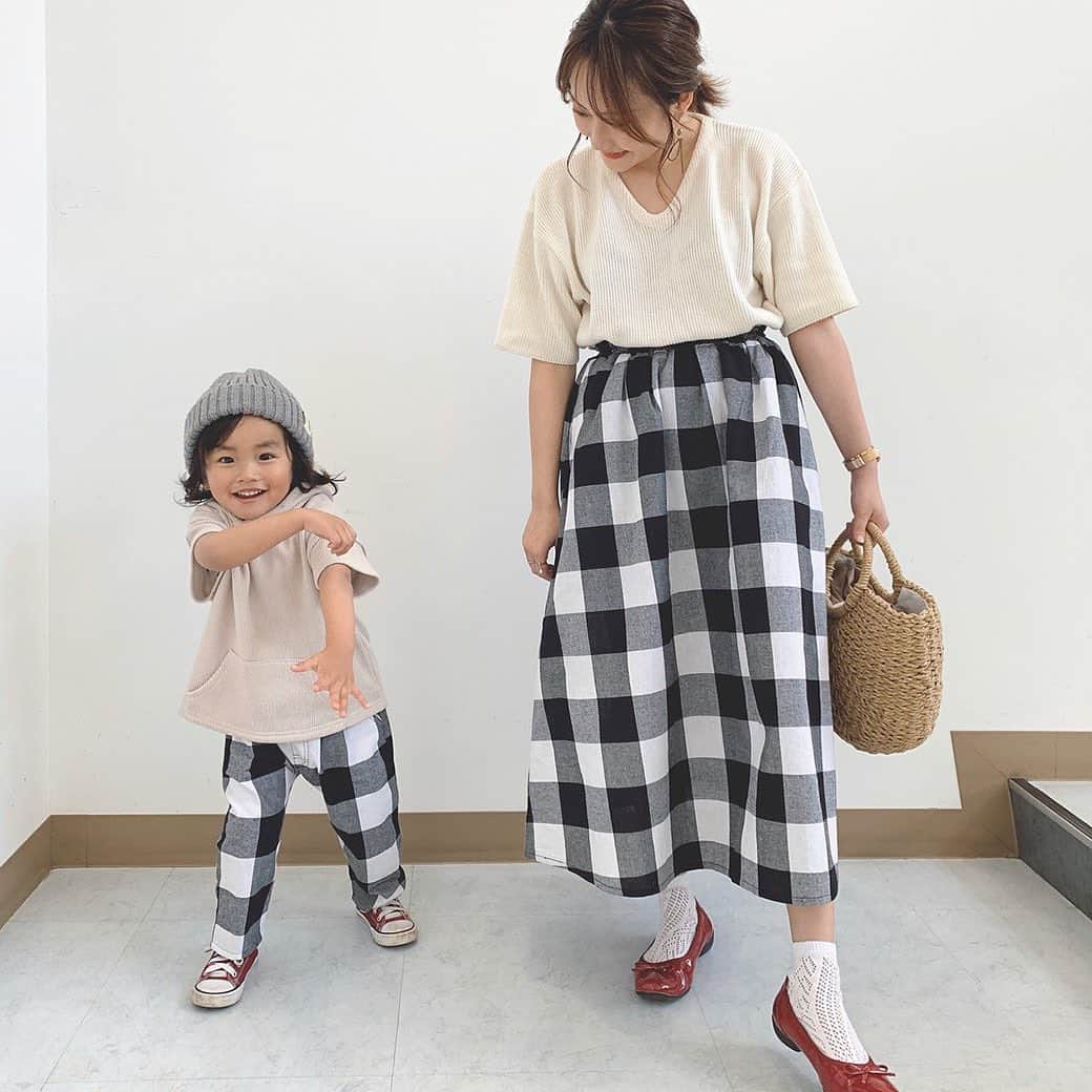 かわいいベビー服・子供服Babychuさんのインスタグラム写真 - (かわいいベビー服・子供服BabychuInstagram)「【べびちゅ初のファミリーリンク✨オリジナルNEWアイテム✨ブロックチェックシリーズがはやくも大好評で注文殺到🥳】 . 家族でリンクコーデがしたい❣️というご要望にお応えして🦻 あの大人気ブロックチェックシリーズに🏆パパ＆ママ＆キッズサイズありの「スタンダードシャツ」をご用意～👏 . おかげさまで大好評👑 各アイテム、サイズによっては残りわずかとなっております❣️ 争奪戦ですよ～✊🏃‍♀️💨 . おしゃれ見えブロックチェックで❣️家族リンクコーデを楽しで🎵 誰よりもステキな写真を残しちゃお📷💕 . . 🌈新登場「スタンダードシャツ」 大人サイズは、パパL・パパM・ママMをご用意しました。 キッズサイズは、90～120サイズ♪ 家族でおそろいができちゃうアイテムが仲間入り！ . 🌈ママのスカート ロング丈＆ボリューム感にこだわりました👍 履くだけでさらりと素敵ママになれちゃう😘 ウエストゴムで実はらくちんなんです😁 . 🌈女の子のワンピース フロントのリボン＆フレアシルエットにこだわりました👏 これ一枚着せるだけで、周りと差がつくオシャレコーデ完成😽 . 🌈男の子のボトムス 程よくゆとりを持たせたテーパードシルエット👌 お手持ちのTシャツに合わせるだけで、おしゃれボーイになれちゃう💓 . . べびちゅのこだわりをたくさん詰め込んで、お値段もとっても頑張りました🎉 . 数量限定につき、気になる方はとにかく急いで～🛒💨 . プロフィール欄のURLから、べびちゅHPへGO🏃‍♀️ 上部バナーからチェックできるよ❤️ . . 📣会員さま📣 必ずログインしてからお買い物を！ . 全商品ポイントUPキャンペーン開催中🎊 . 💡会員様だけのお得なキャンペーンです。商品代金の５％をポイントでもらえます💡 . 今回貯めたポイントを使えば、これからまだまだ登場する新作アイテムがおトクにGETできちゃう😍 . ⏰2月13日(土)23:59まで！ . ポイントUPのチャンスに❣️ 今すぐ！ログインしてお買い物😘 . まだ会員でない方は先に登録してね！30秒もかからないよ👍 . カートに入れてるアイテムはありませんか～❓ 欲しいもの、ぜーんぶ一緒にGETしちゃお🧚‍♀✨ . . #べびちゅオリジナル #パパコーデ #パパとお揃い #親子リンク #親子お揃い #リュバンブクレ #リンクコーデ #rubanboucle #リュバンコーデ #べびちゅ #babychu #ig_kidsphoto #ig_babyphoto #かわいい #子供服 #ベビー服 #親バカ部 #女の子 #男の子 #娘 #息子 #赤ちゃん #ベビーコーデ #キッズコーデ #ベビーファッション #キッズファッション #出産祝い #baby #babychujp」2月11日 11時17分 - babychu2014