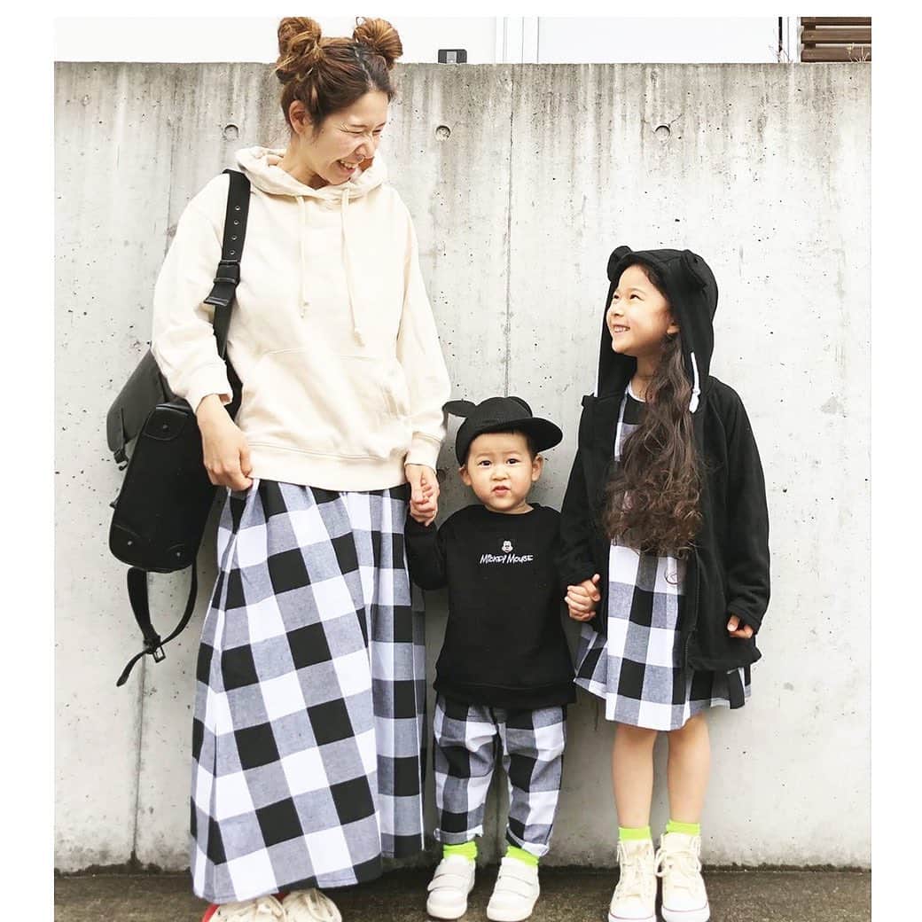 かわいいベビー服・子供服Babychuさんのインスタグラム写真 - (かわいいベビー服・子供服BabychuInstagram)「【べびちゅ初のファミリーリンク✨オリジナルNEWアイテム✨ブロックチェックシリーズがはやくも大好評で注文殺到🥳】 . 家族でリンクコーデがしたい❣️というご要望にお応えして🦻 あの大人気ブロックチェックシリーズに🏆パパ＆ママ＆キッズサイズありの「スタンダードシャツ」をご用意～👏 . おかげさまで大好評👑 各アイテム、サイズによっては残りわずかとなっております❣️ 争奪戦ですよ～✊🏃‍♀️💨 . おしゃれ見えブロックチェックで❣️家族リンクコーデを楽しで🎵 誰よりもステキな写真を残しちゃお📷💕 . . 🌈新登場「スタンダードシャツ」 大人サイズは、パパL・パパM・ママMをご用意しました。 キッズサイズは、90～120サイズ♪ 家族でおそろいができちゃうアイテムが仲間入り！ . 🌈ママのスカート ロング丈＆ボリューム感にこだわりました👍 履くだけでさらりと素敵ママになれちゃう😘 ウエストゴムで実はらくちんなんです😁 . 🌈女の子のワンピース フロントのリボン＆フレアシルエットにこだわりました👏 これ一枚着せるだけで、周りと差がつくオシャレコーデ完成😽 . 🌈男の子のボトムス 程よくゆとりを持たせたテーパードシルエット👌 お手持ちのTシャツに合わせるだけで、おしゃれボーイになれちゃう💓 . . べびちゅのこだわりをたくさん詰め込んで、お値段もとっても頑張りました🎉 . 数量限定につき、気になる方はとにかく急いで～🛒💨 . プロフィール欄のURLから、べびちゅHPへGO🏃‍♀️ 上部バナーからチェックできるよ❤️ . . 📣会員さま📣 必ずログインしてからお買い物を！ . 全商品ポイントUPキャンペーン開催中🎊 . 💡会員様だけのお得なキャンペーンです。商品代金の５％をポイントでもらえます💡 . 今回貯めたポイントを使えば、これからまだまだ登場する新作アイテムがおトクにGETできちゃう😍 . ⏰2月13日(土)23:59まで！ . ポイントUPのチャンスに❣️ 今すぐ！ログインしてお買い物😘 . まだ会員でない方は先に登録してね！30秒もかからないよ👍 . カートに入れてるアイテムはありませんか～❓ 欲しいもの、ぜーんぶ一緒にGETしちゃお🧚‍♀✨ . . #べびちゅオリジナル #パパコーデ #パパとお揃い #親子リンク #親子お揃い #リュバンブクレ #リンクコーデ #rubanboucle #リュバンコーデ #べびちゅ #babychu #ig_kidsphoto #ig_babyphoto #かわいい #子供服 #ベビー服 #親バカ部 #女の子 #男の子 #娘 #息子 #赤ちゃん #ベビーコーデ #キッズコーデ #ベビーファッション #キッズファッション #出産祝い #baby #babychujp」2月11日 11時17分 - babychu2014