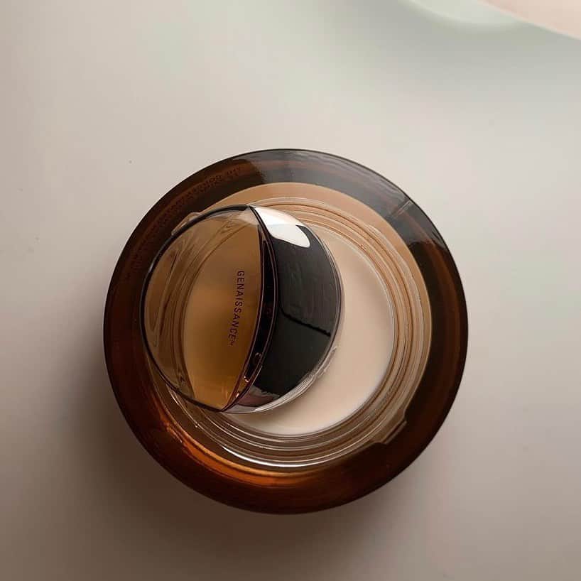 ドゥラメールのインスタグラム：「The latest in the #GenaissancedelaMer collection. Each night before sleeping, pick up a small amount with the moon-shaped applicator. Use fingertips to massage into skin in upward motions, allowing the balm to softly melt and gently infuse into skin. Follow your regimen with a moisturizer of your choice.⁣ ⁣ #Regram ℅ @rozena」