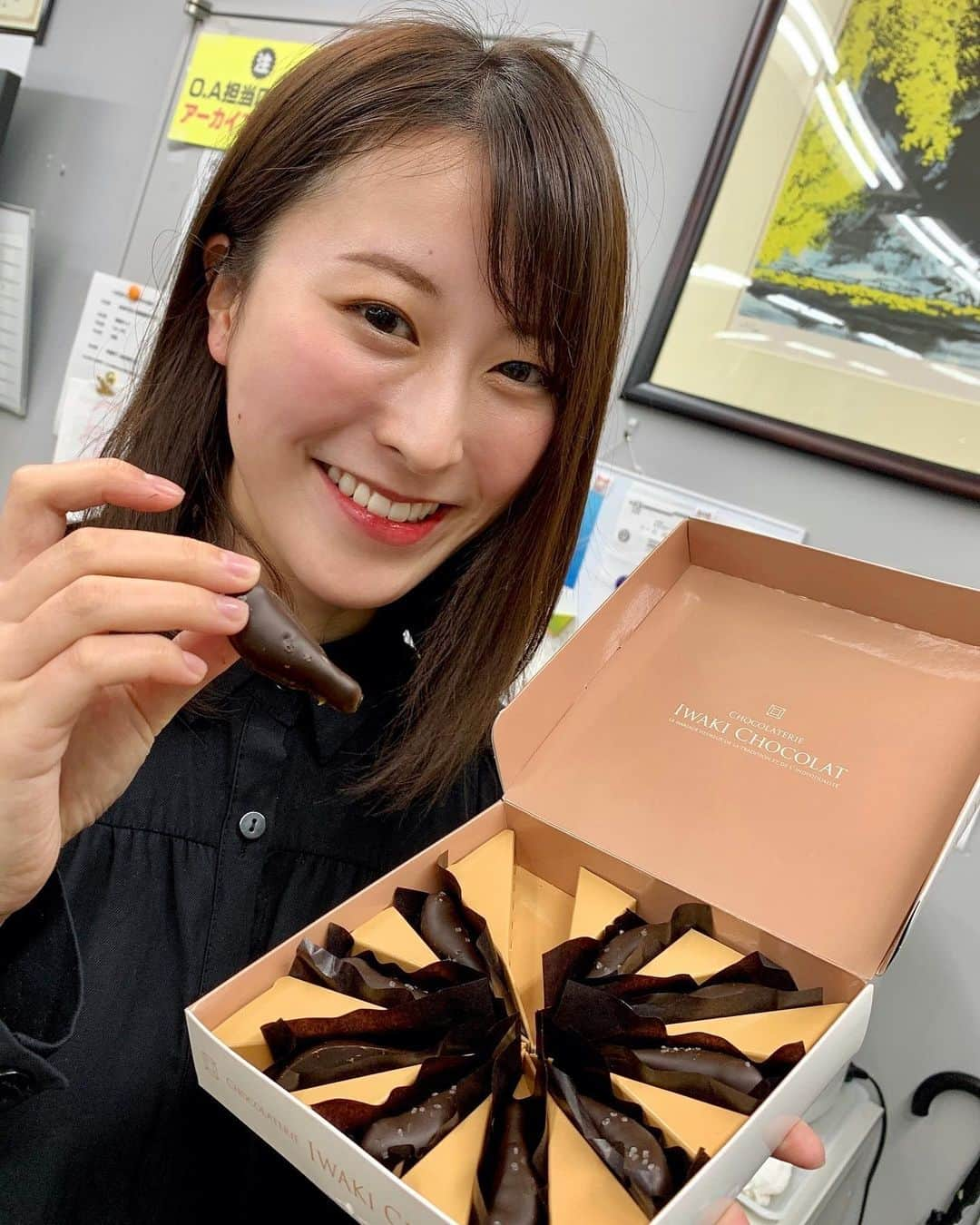 山崎聡子さんのインスタグラム写真 - (山崎聡子Instagram)「木金ヨジデス、よろしくお願いします🍫  ヨジデスの今週のメッセージテーマは 「好きなお菓子」で募集中📮📩 ヨジデス宛にお便りお待ちしています~☺️  #Jチャンネルで紹介しためひかり塩チョコ #お裾分け頂いちゃいました🐟  #iwakichocolate #いわきチョコレート #めひかり塩チョコ #めひかりチョコレート #ご当地チョコレート #バレンタイン #メヒカリ #撮影はあおい姉さん #😘」2月11日 11時19分 - 310puu