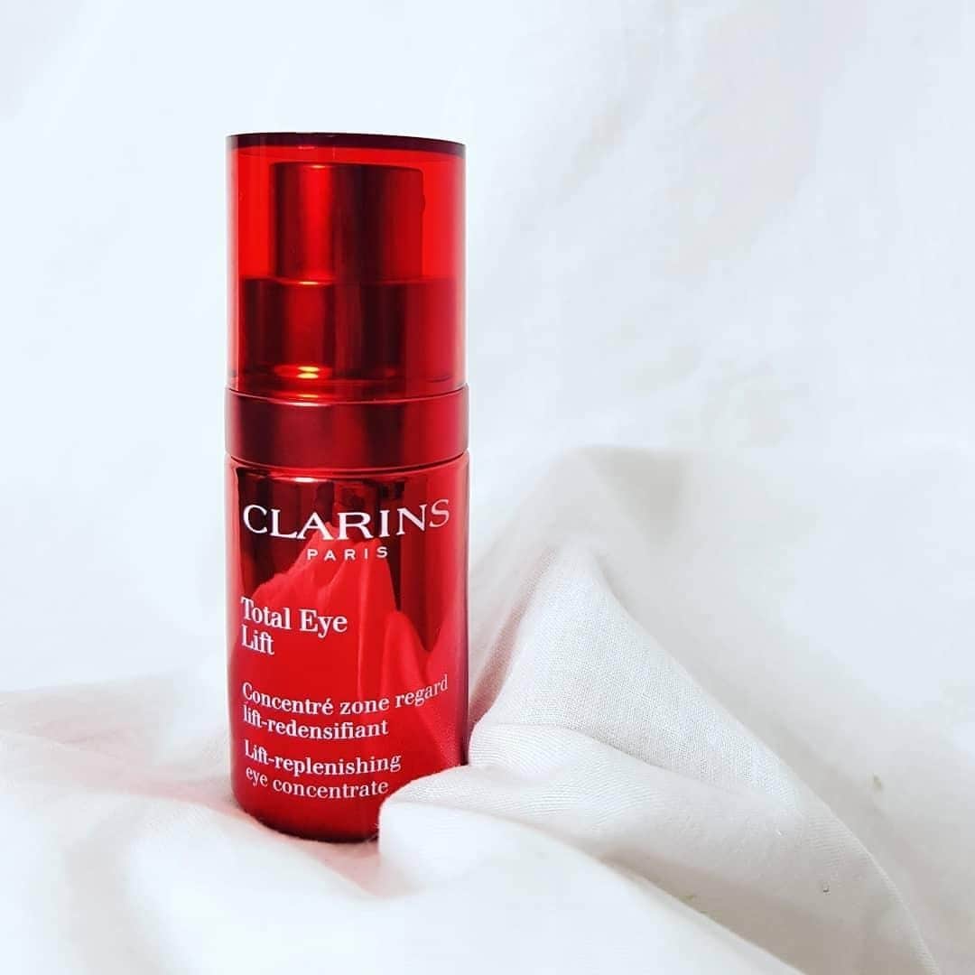 Clarins Canadaのインスタグラム：「Total Eye Lift's plant rich formula is 94% from natural origin and takes naturality up a notch for optimum results!✨⁣ 🌿 Cassie wax visibly smoothes and opens the eye contour area.⁣ 🌿 Albizia extract helps reduce dark circles.⁣ 🌿 Organic shea butter provides exceptional nutritive properties for immediate comfort.⁣ __________⁣ La formule à 94% d’origine naturelle du Total Eye Lift pousse la naturalité encore plus loin pour des résultats qui ne mentent pas !✨⁣ 🌿 La cire de cassis procure un effet lissant immédiat.⁣ 🌿 L'extrait d’albizia aide à atténuer les cernes.⁣ 🌿 Le beurre de karité bio apporte confort et de nutrition.⁣ .⁣ .⁣ .⁣ #Clarins #LiveBeautifully #ClarinsSkinCare #TotalEyeLift」