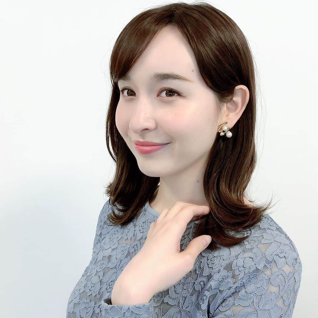 TBS「あさチャン！」のインスタグラム：「Today's メグ hair style❄️ ・ メイクさんからのポイント💁🏻‍♀️✨ きょうは今流行りの外ハネのアレンジに😆 耳のあたりをウェーブっぽく ふんわりさせることで ストレートの外ハネよりも 女性らしく、可愛いらしい感じになります🤗❣️ 毛先にオイルをつけることでまとまりやすく、 ウェットになり今っぽいアレンジになりますよ🙌🏻 ぜひ試してみてください🎶 ・ ・ #tbs #あさチャン #アナウンサー #宇賀神メグ」