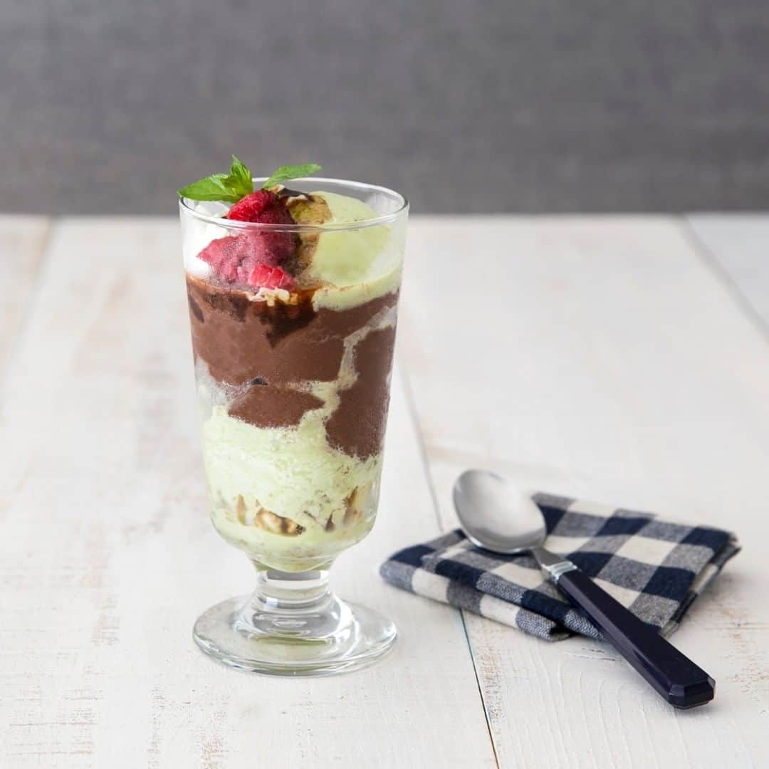 のインスタグラム：「. ＼バレンタイン気分を楽しめる／ 「ダブルチョコレートとピスタチオのパフェ」  全国のゆとりの空間 カフェ・レストランでは、 ただ今、冬メニューを展開中です。  「ダブルチョコレートとピスタチオのパフェ」は、 濃厚なチョコレートプリンに チョコレートソースをかけ、 ピスタチオアイスをあわせた贅沢なパフェです。  バレンタインの時期にもぴったり！ チョコレートをふんだんに使ったパフェを ぜひ店舗でご賞味ください。  ※新型コロナウイルス感染拡大防止による各商業施設の臨時休館や営業時間の変更等に伴い、販売期間が異なる場合はございます。詳しくは店舗にお問い合わせください。  #ゆとりの空間 #caféゆとりの空間 #栗原はるみ #冬 #パフェ #ダブルチョコレートとピスタチオのパフェ #ダブルチョコレート #チョコレートプリン #ピスタチオ #バレンタイン #バレンタイスイーツ #冬スイーツ #カフェ #レストラン #冬季限定 #札幌カフェ #神戸カフェ #京都カフェ #日比谷カフェ #宮崎カフェ #鹿児島カフェ #熊本カフェ #期間限定 #大丸札幌 #大丸神戸 #大丸京都 #日比谷シャンテ #宮崎山形屋 #山形屋 #鶴屋百貨店」