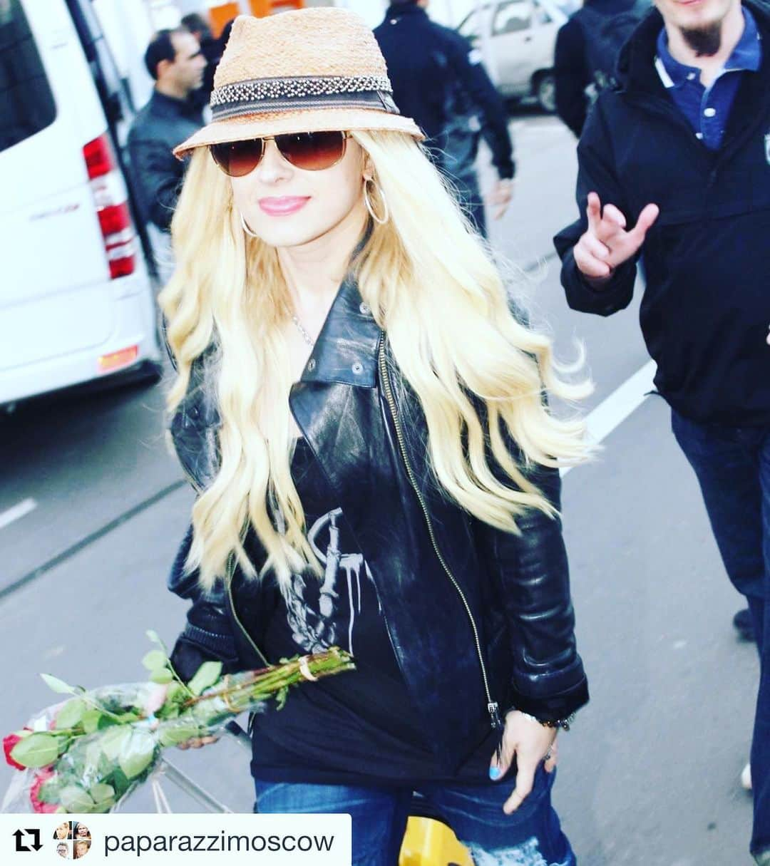 オリアンティさんのインスタグラム写真 - (オリアンティInstagram)「Ha arrived in Moscow and gifted roses , caviar and vodka by fans 😂 as u can see I was happy .. looking forward to touring the world whenever that happens again ✌🏻💛✨ love ya all #Repost @paparazzimoscow with @get_repost ・・・ #orianthi #guitar #guitarplayer #michaeljackson #blond #rock #girls #streetstyle #орианти #музыка #блондинка #девушка #гитара #рок #майклджексон #уличныйстиль #папарацци #canon #paparazzi #фотографмосква #москва #россия #moscow #russia #usa」2月11日 11時25分 - iamorianthi