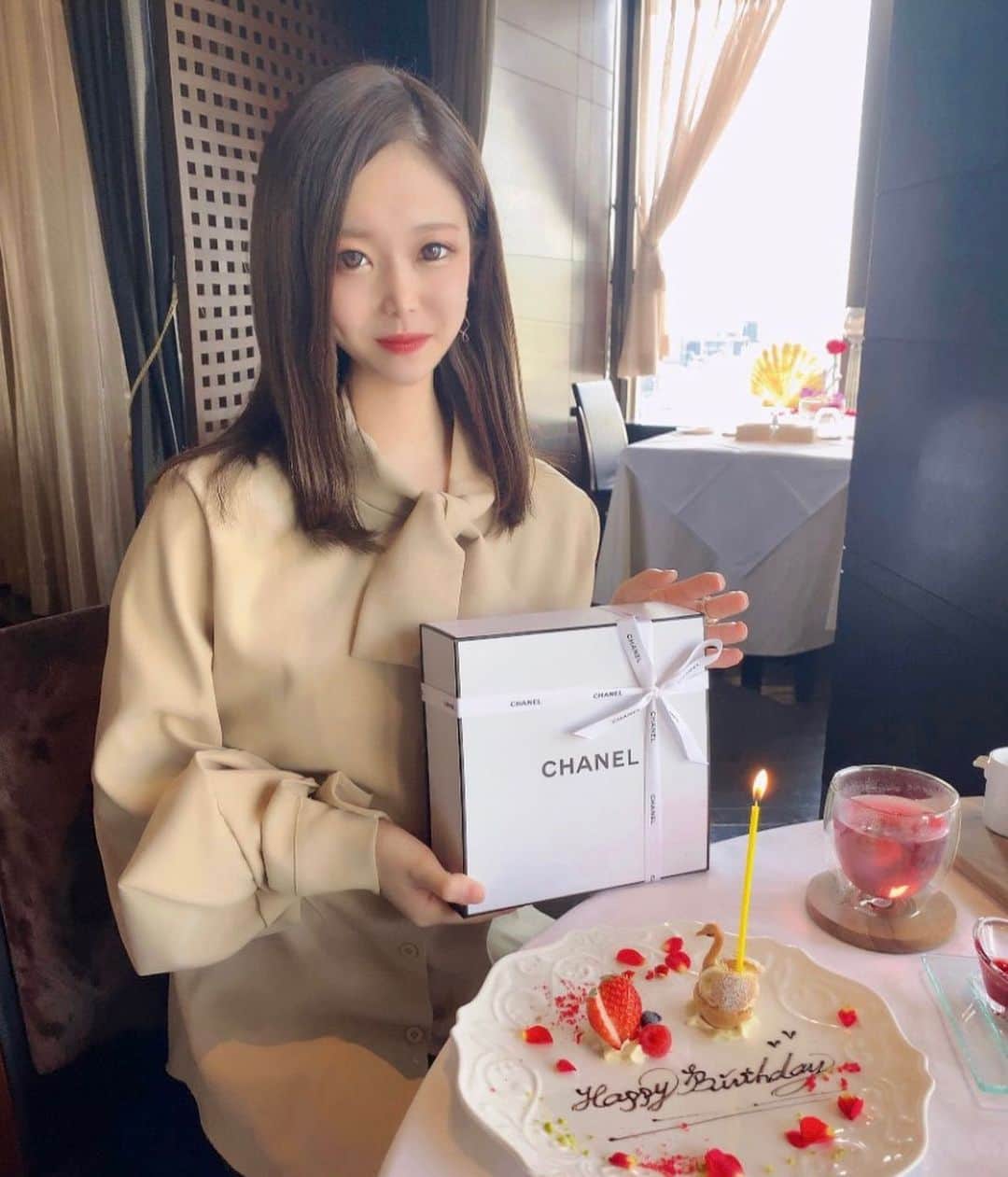 HINAのインスタグラム：「🌹🍰🌹🍰🌹🍰🌹🍰  久々のヌン活と思ったら まさかのサプライズでびっくり🤦🏼‍♀️!! ありがとうシアワセ🧁🫖🎀   #thelegiantokyo #birthdaypresent #birthdayplate #cute #sweets #photogenic #genic_cafe #instafood #tokyocafe #cafestagram #afternoontea #tea #chanel #instagram #photography #birthdaygirl  #アフターヌーンティー #カフェ #インスタ映えスイーツ #スイーツ女子 #カフェ女子 #誕生日プレート #バースデープレート #ケーキ #スイーツ #東京カフェ #映えカフェ 」