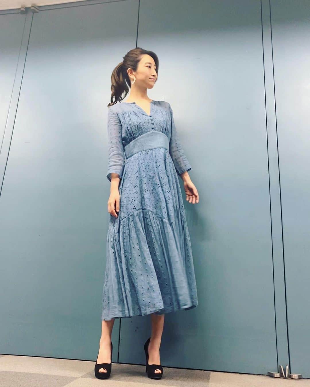 木嶋真優のインスタグラム：「グッとラックの衣装👗 あなたは床ですか？ もはやスカートの中しか映ってないんじゃないですかっていうくらい 床に這いつくばって マネージャーちゃんが 木嶋をどうにか脚長に映そうと 頑張ってくれています。 いつもありがとう🙏 今日もいい天気☀️ 良い一日になりますように！」