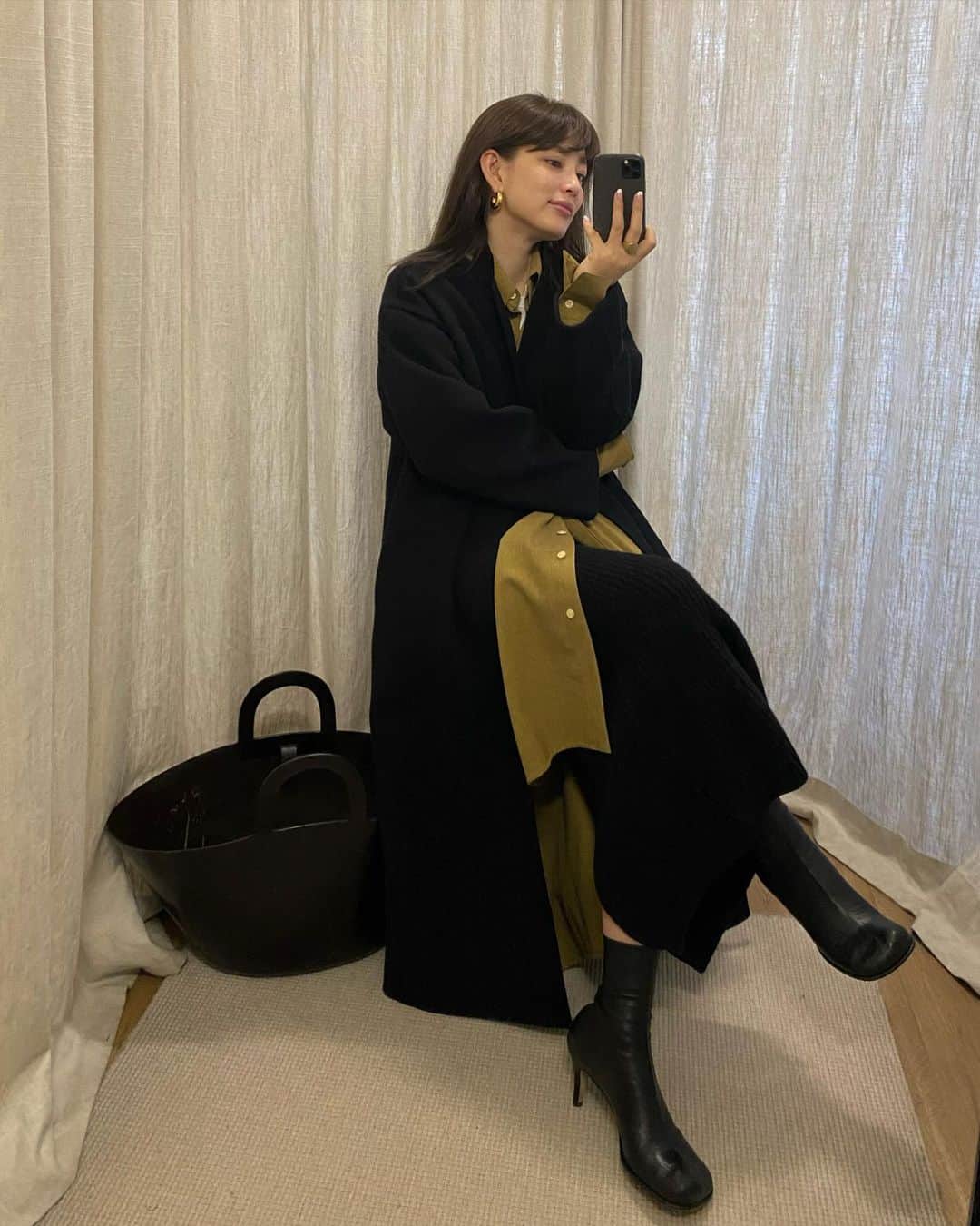 JUNNAのインスタグラム：「昨日の私服  ニットやシャツからのチラ見えに程よい #プチバトー のTシャツ ネックの詰まり具合も程よい◎  シャツはとにかくシルエットの美しい  @conn_tokyo のもの  デザイナーの @aki_nine @tuuu969 さん お2人の日々のスタイリングを眺めるのも私の密かな楽しみ🤍  ロングシャツにはニットスカートを合わせて...  ニットスカートは3年間に発売したもの。 最近ニットスカートとかサテンスカートとか、 なんだかスカート気分...  outer/ #etretokyo リバーコート shirt/ #conn_tokyo T shirt/ #petitbateau knit skirt/ 3年前のETRÉ TOKYO boots/ #bottegaveneta  bag/ #laurenmanoogian  pierce/ @tres__collection  #敷居を跨いだお洋服#156cm#昨日 #服」