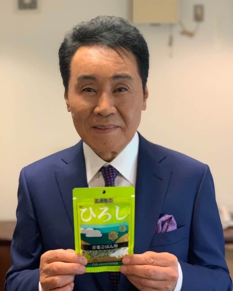 五木ひろしのインスタグラム：「今話題の『ひろし』‼️ #広島菜のひろし と #五木ひろし #ひろしとひろしのツーショット📸」
