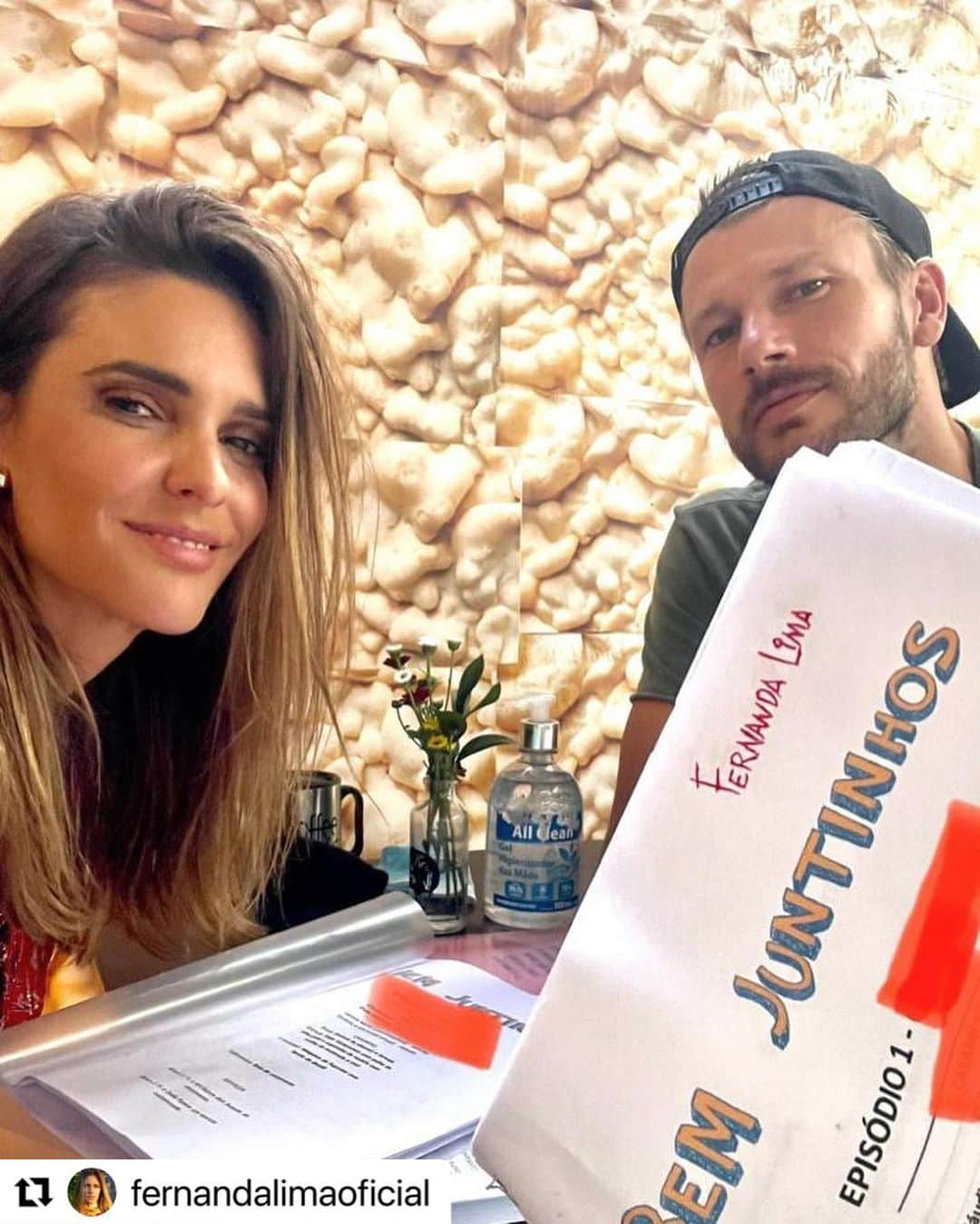 Rodrigo Hilbertさんのインスタグラム写真 - (Rodrigo HilbertInstagram)「Eu falei que vinha coisa boa por aí, não falei? Daqui a pouco estaremos Bem Juntinhos no @gnt  #Repost @fernandalimaoficial  ・・・ Batendo texto “bem juntinhos”. Que essa aventura seja prazerosa e divertida para todos nós #bemjuntinhos #GNT」2月11日 11時32分 - rodrigohilbert