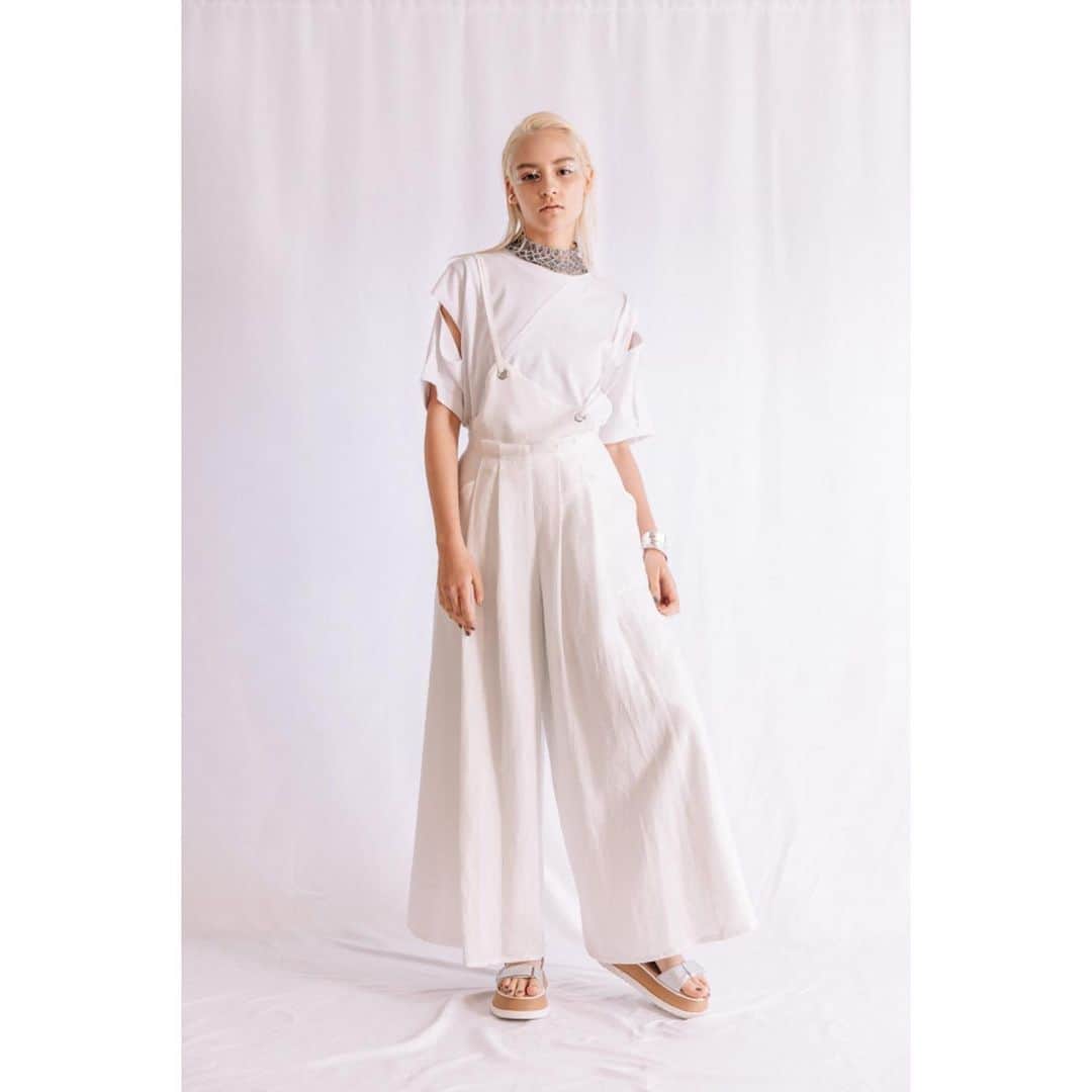 AULA AILAのインスタグラム：「【2021 HIGH SUMMER COLLECTION】  SLIT SLEEVE T-SHIRT WHITE/ CHARCOAL GRAY/ BLACK SIZE:0 ￥10,000  WIDE PANTS COMBINAISON OFF WHITE/ BLACK/ BLUE SIZE:0/1 ￥22,000  ✔️OFFICIAL WEB STOREにて、先行予約会を開催中！ 期間中ご予約いただいたお客様に、ポイント20倍をプレゼントいたします。  是非ご覧くださいませ。」