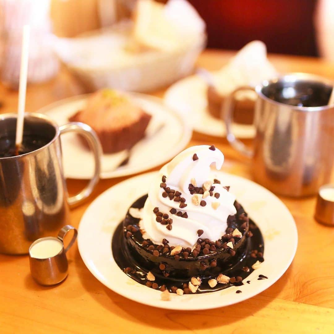 amiのインスタグラム：「．  I went to Komeda Coffee  @komeda_coffee_official さんに行って バレンタイン限定メニュー「クロネージュ リッチショコラ」を食べてきたよ❤️  見た目も可愛くて、濃厚なお味 美味しすぎて幸せ〜な時間でした❤︎ （息子が幼稚園に行ってる間に…笑）  メニューは2月5日〜2月21日まで🎂  クロネージュリッチショコラに コーヒー☕️を頼むと可愛い 写真が撮れるよ💓  相性ぴったりだから一緒に 注文してみてね🔴  我が家は他にも色々注文して お腹いっぱい食べました…笑  ． #PR#コメダ#バレンタイン#ゴディバ#godivaicecream #コメダ珈琲店#チョコ#クロネージュ#バレンタインデー#コメダなう#コメダフォトレポ部#喫茶店#ご褒美#プチ贅沢#コメダ史上最強スイーツ#クロネージュリッチショコラ#ほっと一息#今だけの特別#GODIVA」