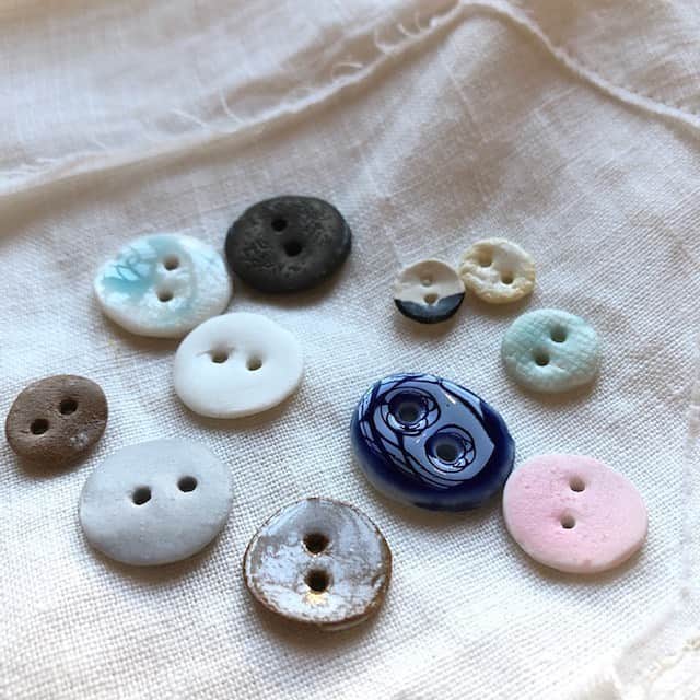 手紙社のインスタグラム：「【「手紙社のオンラインフェスティバル 紙博&陶博」出展者：Atelier Link】 洋服に“合わせる”ことをコンセプトに、陶ボタンを制作する「Atelier Link（@atelier_link）」。釉薬や土の質感を生かした、シンプルで装飾のない定番ラインから、パンや鳥など遊び心を加えたワンポイントで楽しめるボタンまで、多種多少なデザインとカラーバリエーションがそろいます。あなたも洋服に“合わせる”楽しみを、存分に堪能してください！  --------------------- 【「手紙社のオンラインフェスティバル 紙博&陶博」開催概要】 会期：2021年3月1日（月）〜3月7日（日）　＊参加無料﻿ 会場：「手紙社のオンラインフェスティバル 紙博&陶博」公式サイト﻿ ＊公式サイトは近日中にオープン予定です  ▶︎詳細は手紙社公式Webサイト→「NEWS&TOPICS」をチェック！  ◎オンラインショッピング 定番アイテムだけでなく、新作やここだけの限定アイテムなど、出展者による渾身の作品がずらりと並びます。さらに“手紙社の部員”限定で、ひと足早くお買い物ができる先行販売を実施！ プレビュー期間：2月25日（木）12:00〜2月27日（土）24:00 先行販売期間：﻿2月28日（日）10:00〜24:00﻿ 一般販売期間：﻿3月1日（月）12:00〜3月7日（日）24:00﻿  ◎オンラインミーティング 制作のバックグラウンドや実際に販売する作品の紹介などを直接聞いたり見たりできるオンラインミーティング（番組）を、一部の出展者からお届けする予定！  ＊「手紙社の部員」について詳しくは▶︎手紙社公式サイト→「部員ですけど、何か？」をチェック！  #手紙社#手紙舎#紙博#陶博#オンラインイベント#紙#イラスト#デザイン#印刷#活版#文房具#マステ#ハンコ#手紙#箱#雑貨#陶器#磁器#器#ボタン#陶ボタン #tegamisha#kamihaku#touhaku#paper#papercrafts#ceramics#pottery#handcraft#Atelier_Link」