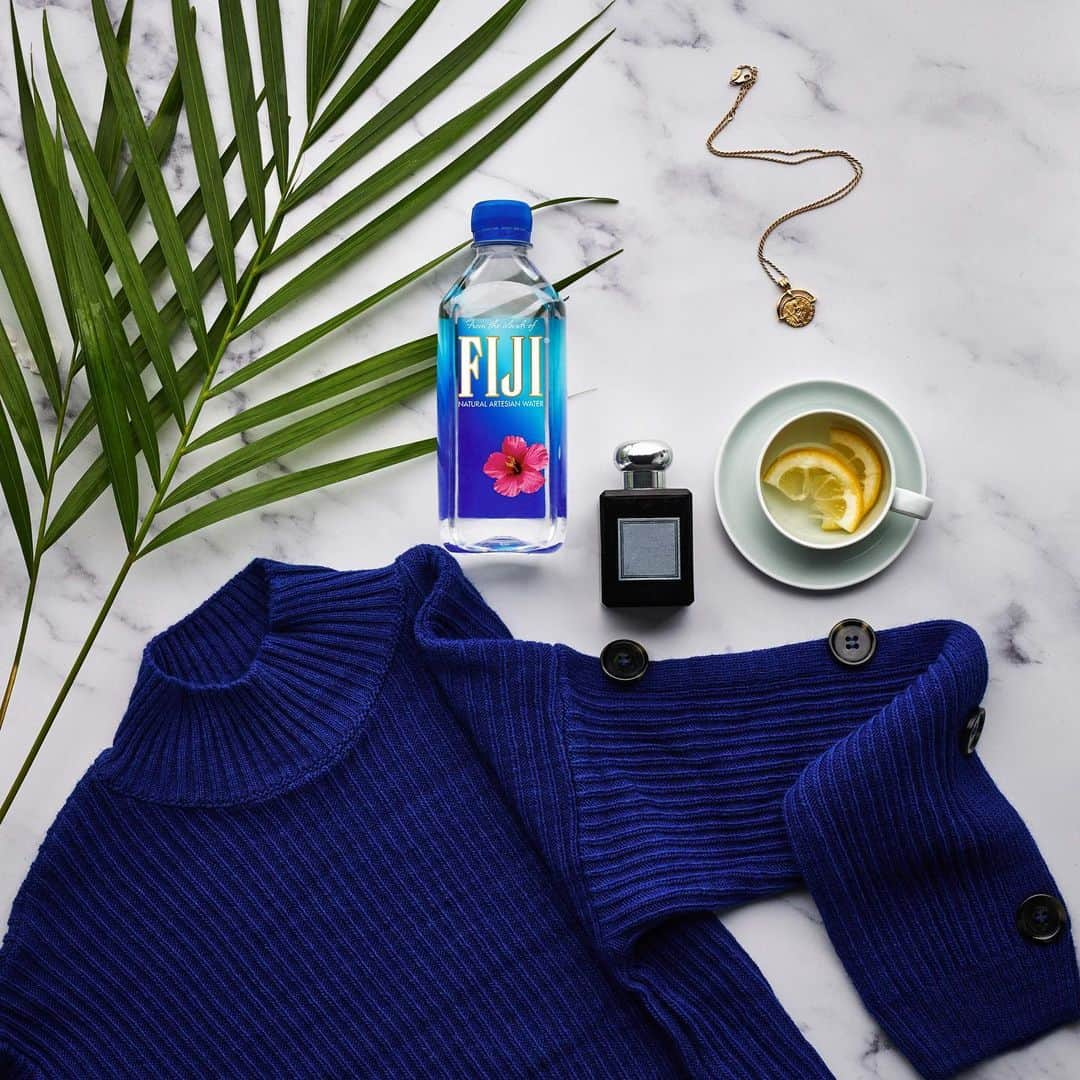 FIJIWaterJapanのインスタグラム：「フィジーウォーターブルーでコーディネート！ #フィジーウォーター #fijiwater #水分補給 #水分補給   #lovefijiwater  #ミネラルウォーター #lifewithfijiwater #コーディネート」