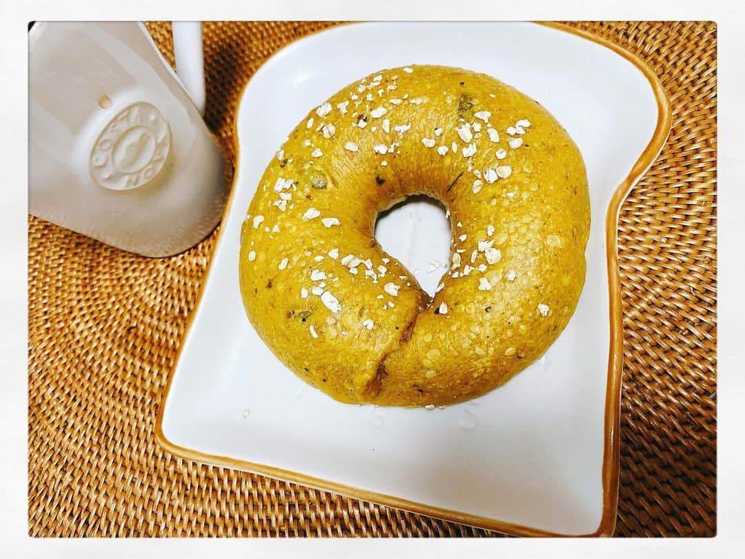 小川麻琴さんのインスタグラム写真 - (小川麻琴Instagram)「「BioCafe」さんのパンプキンベーグル🥯  ボリュームがあって モッチモチ生地の南瓜ベーグルをトーストしてクリームチーズを塗って食べるのが好きです😌❤️  #Biocafe #かぼちゃ #ベーグル #まこもパン #まことベーグル #パンスタグラム」2月11日 11時54分 - 1029_makoto