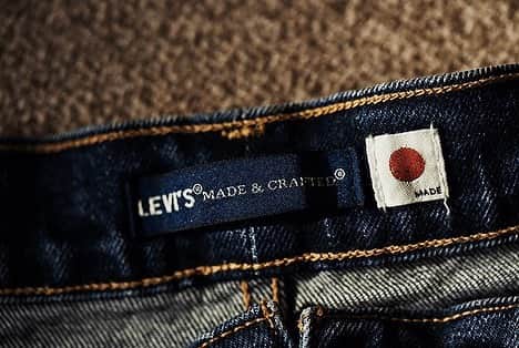 Levi's Japanさんのインスタグラム写真 - (Levi's JapanInstagram)「まずは、⽇本のクラフツマンシップが感じられる MADE IN JAPANコレクションのディテールをご紹介🇯🇵  【JAPANタグ】 Levi’s® Made & Crafted®のタグとともに、⽇本を象徴する⽇の丸をモチーフにしたタグ。   【インディゴタブ＆レザーパッチ】 太陽の部分だけを⾚く⾊付けたインディゴに染め上げられたレザーパッチと、バックポケットにはリーバイス®のアイコンでもある⾚タブの代わりに、インディゴタブをあしらってスペシャル感を演出しています。   【隠れアーキュエット・ステッチ】 Levi’s® の全ラインナップの中で、Made in Japanを含むLevi’s® Made & Crafted®だけのディテール。 リーバイス®を象徴するアーキュエイトステッチをバックポケットの内側にあしらい、はき込むほどに形が浮かび上がってくる仕様に。※501®以外の仕様となります   【インディゴセルビッジ＆ベルトループ】 インディゴカラーのセルビッジをあしらったデニム⽣地を採⽤。モデルごとにセルビッジの仕様が異なるのもこだわりです。センターに配されたベルトループには、ブルーのセルビッジ部分をあしらってさりげないアクセントにしています。  #Levis #リーバイス #Levismadeandcrafted #madeinjapan🇯🇵  #メイドインジャパン #リーバイスメイドアンドクラフテッド」2月11日 11時54分 - levis_japan