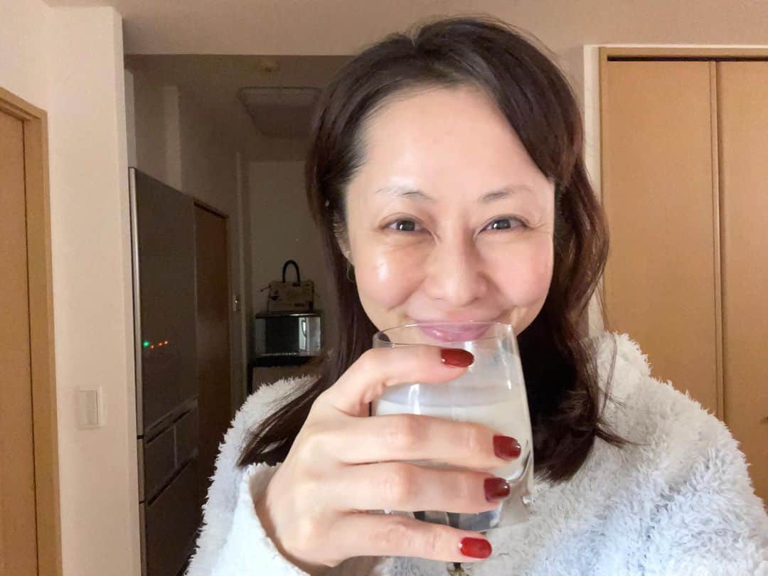 藤井美加子のインスタグラム：「☆ 寝る前に『豆乳』をぷはーっ！！🥛  筋トレを始めてから、朝昼晩たんぱく質をとるようにしています。そして寝る前にも😴  👩‍🏫たんぱく質は寝ている間の成長ホルモンを助けてくれます。だから起きたらスッキリしていてお肌の調子も良くなってる✨若くなってる（これは気の持ちよう）  👩‍🏫イソフラボンは女性ホルモンに似た働きをしてくれるので、女性はせっせと摂ってね🤝  豆の香りが苦手だったけど、この豆乳は本当に美味しい！！お風呂上がり腰に手を当てて何杯でもグイグイ飲めちゃう。もちろん無調整！国産大豆で遺伝子組合なし👈ここ大事です  六本木グランドフードホールでも売ってたよ。  #眉毛ないね#寝る前だもの#許してね#筋トレ女子#ボディメイク#たんぱく質#イソフラボン#成長ホルモン#エスエルクリエーションズ#とうふ屋さんの豆乳#安心安全#グラホ#美肌食マイスター#アンチエイジングアドバイザー#三木美加子#slcreations#soy#healthyfood#foodstagram#healthydrinks#protein」