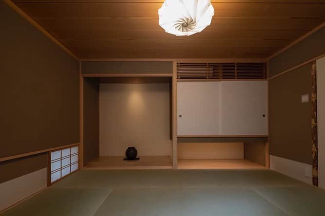 デザオ建設さんのインスタグラム写真 - (デザオ建設Instagram)「. 様々なテイストの和室🍵 . 畳の種類やインテリアを少し変えるだけで、 ガラッと雰囲気が変わりますね🌿 . 和室は、くつろぐスペースや客間など、いろな使い方ができるので、あると便利なスペースです✨ .   @dezao_kensetsu  . .  #和室 #和室のある暮らし #畳のある暮らし #和モダン #陽当たりの良い家 #interior #家づくり #house #design  #注文住宅 #客間 #日向ぼっこ #architecture  #木の家 #home #スタイリッシュ #interiordesign #施工事例 #やってよかった #myhome #展示場 #地域密着 #デザオ建設  #京都の注文住宅」2月11日 11時55分 - dezao_kensetsu