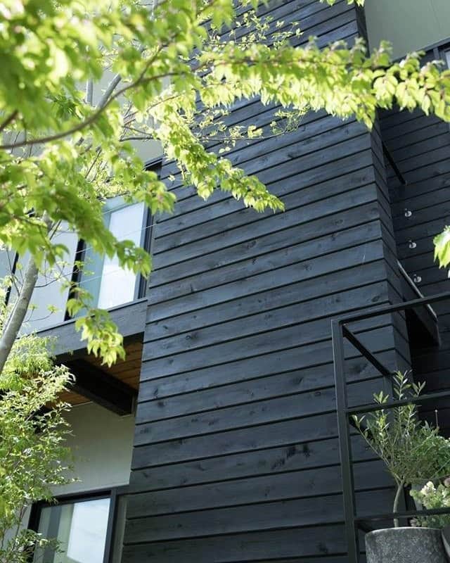 ムクリ［mukuri］さんのインスタグラム写真 - (ムクリ［mukuri］Instagram)「カッコよさを目指した「ガルバリウム鋼板と木」の黒い外観〜空間を活かすスキップフロアのあるお家〜  家づくりの際に、 外観ってどのように考えましたか。  温かみのある優しい白い内装とは真逆の カッコよさを求めた黒い外観を選んだannaさん。  外壁に使われている素材は、ガルバリウム鋼板と木。 特に今回は、ガルバリウム鋼板のメリットデメリットまで 詳しくお伺いしています。  デメリットについては、 どう考えて向き合ったかもお話いただいています。  グリーンに映える、 スタイリッシュな黒いおうち。 素敵なお写真も一緒にお楽しみください＾＾  ▶︎ご紹介した読み物 https://mukuri.themedia.jp/posts/7315874 （キャプション：編集長）  #ガルバリウム #外構 #外観 #庭 #マイホーム #注文住宅 #スキップフロア #北欧インテリア #シンプルインテリア #ナチュラルインテリア #サンワカンパニー #キッチン #kitchen #台所 #リビング #ダイニング#新築 #新築一戸建て #マイホーム計画 #家 #おうち #家づくり#マンションインテリア #interior #シンプルライフ #くらしの編集 #暮らしを楽しむ #すっきり暮らす #犬のいる暮らし #ムクリ」2月11日 12時05分 - mukuri_official
