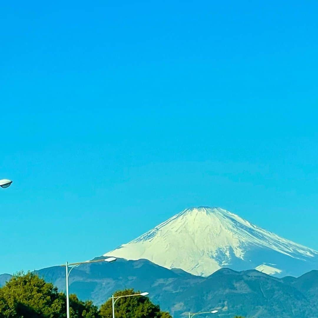 佐野俊輔のインスタグラム：「本日の富士山🗻  さぁ午後からもがんばろか。  #富士山 #富士 #山 #日本百名山 #青空 #fuji #fujisan #fujiyama #絶景 #mount_fuji #mountain #japan #ig_japan」