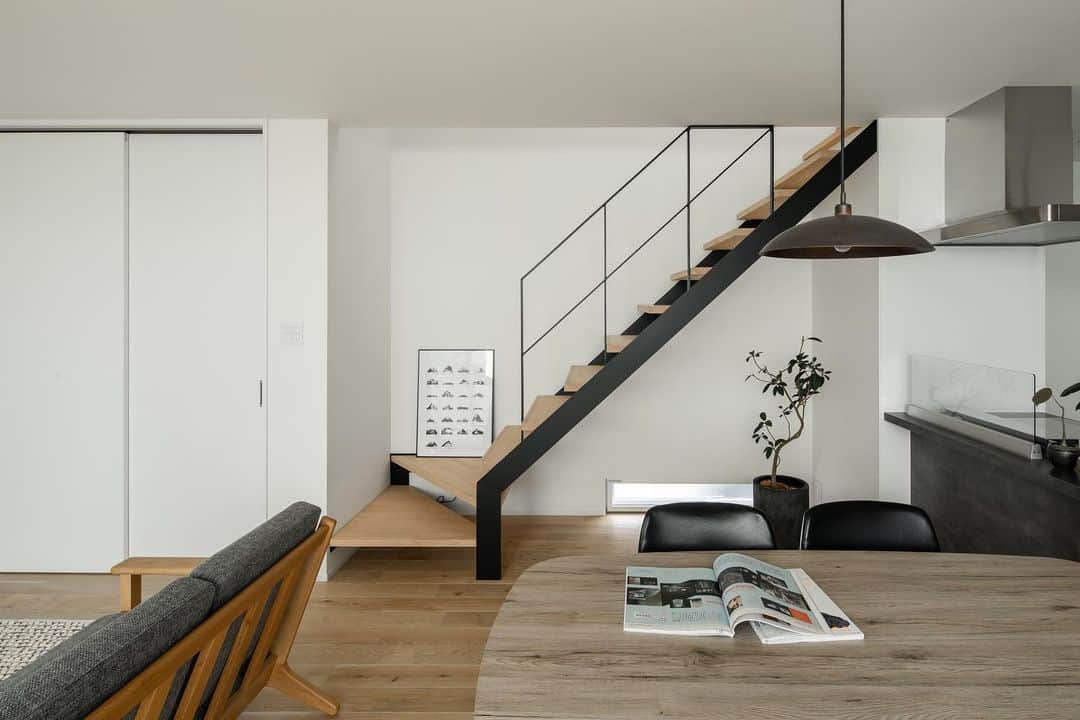 ルポハウス一級建築士事務所さんのインスタグラム写真 - (ルポハウス一級建築士事務所Instagram)「・ ・ ・ ヨーロピアンオークに白い塗料を擦り込み、ドライな風合いに仕上げた無垢床です。 ・ 圧迫感を和らげるスケルトン階段や、室内→ウッドデッキ→庭へのつながりが、開放感をもたらす空間。 ・ ・ ・ 𓐌𓐌𓐌𓐌𓐌𓐌𓐌𓐌𓐌𓐌𓐌𓐌𓐌𓐌𓐌𓐌𓐌𓐌  ルポハウスの施工事例はこちらまで☞ @reposhouse  𓐌𓐌𓐌𓐌𓐌𓐌𓐌𓐌𓐌𓐌𓐌𓐌𓐌𓐌𓐌𓐌𓐌𓐌 #ルポハウス は#ちょっとかっこいい家 を"友人のために" という思いでつくっています。 一生に一度の#マイホーム。 「あなたにしかできない」×「ルポハウスだからできる」で、 私たちだけの#家づくり を思いっきり楽しんでみませんか？！ ・ ・ ・ #住宅 #注文住宅 #新築一戸建て #デザイナーズ住宅  #一級建築士事務所 #設計事務所 #滋賀県の設計事務所 #myhome #instahouse #design #instahome #myhouseidea #リビングインテリア #無垢床 #マルホンヨーロピアンオーク #ホワイトウォッシュ #造作TVボード #フロートtvボード」2月11日 11時58分 - reposhouse