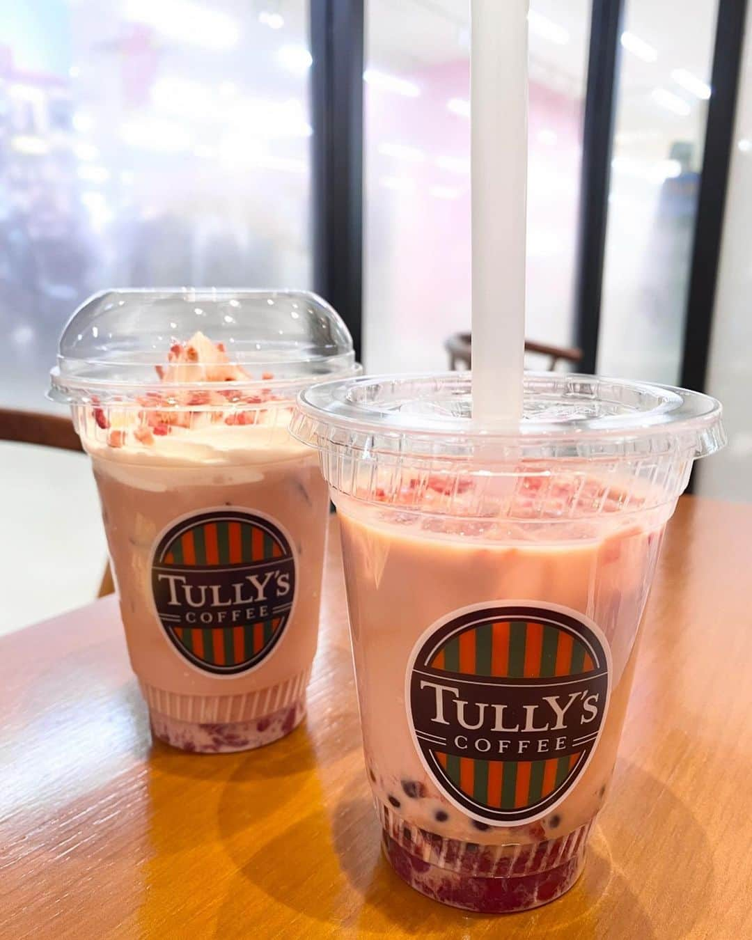 とぎもちさんのインスタグラム写真 - (とぎもちInstagram)「.﻿ ﻿ 【タリーズ TULLY's】﻿ ﻿ タリーズコーヒーで﻿ ルビーチョコ&苺ロイヤルミルクティー🍓💕﻿ ﻿ ピンクのルビーチョコの﻿ ロイヤルミルクティーに﻿ 甘酢っぱい苺果肉入りソースの味わい😍﻿ ﻿ 生クリーム追加と﻿ タピオカ追加で🧋💓﻿ ﻿ かなり小粒のタピオカでした(笑)﻿ ﻿ .﻿ #タリーズ #タリーズコーヒー #tullys #tullyscoffee #ゆめタウン高松 #タリーズゆめタウン高松店 #ルビーチョコアンド苺ロイヤルミルクティー #タピオカ #일본 #루비초코앤딸기로얄밀크티  #먹스타그램 #토기모치 #とぎもちkorea #とぎもちタリーズ #とぎもちルビーチョコアンド苺ロイヤルミルクティー」2月11日 11時59分 - togistagram