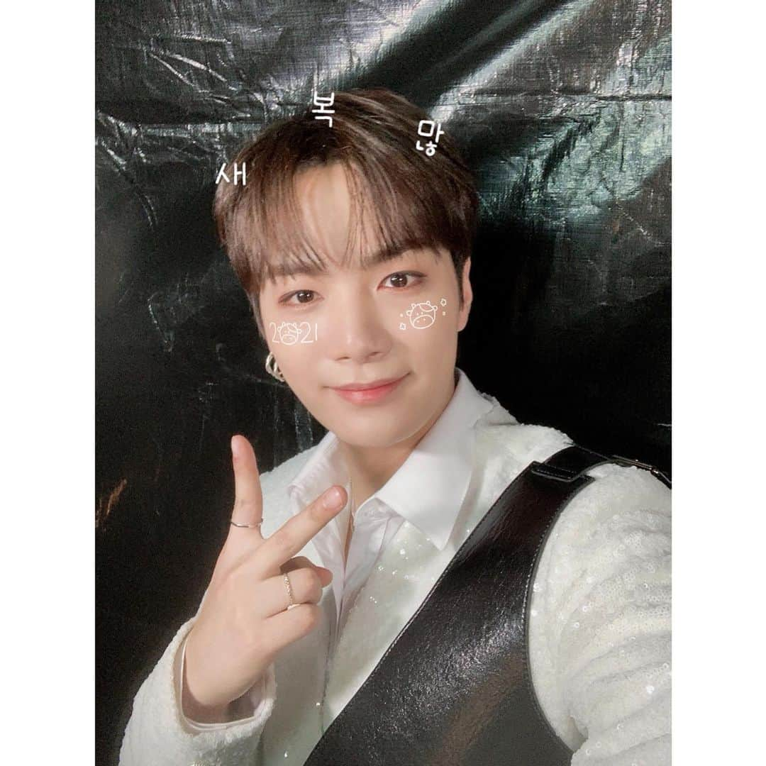 NU'ESTのインスタグラム：「뉴이스트와 함께 해피 설날 🐢💓 #뉴이스트_JR_아론_백호_민현_렌 #NULOΛEstagram #뉴이스트 #NUEST」