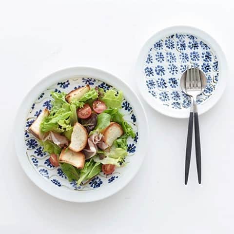 北欧、暮らしの道具店さんのインスタグラム写真 - (北欧、暮らしの道具店Instagram)「これ一枚食卓にあるだけで、気分が上がる♪ 小花柄がかわいい、瀬戸焼のプレート。 . - - - - - - - - - - - - 当店スタッフの愛用率も高い、 こちらの「瀬戸焼」のプレート。  朝食のプレートから和食、 デザートのケーキや、サラダなどなど なんでも受け止めてくれる 頼もしい器なんです◎  どんな料理とも相性がよく 柄ものですが食卓に馴染みやすいのも うれしいポイント。 一枚あるだけで、食卓がパッと華やぎます。  お皿を一枚、新調するだけでも 気持ちをリフレッシュさせてくれるので、 食卓のプチ模様替えにもおすすめですよ。 . . お買いものはプロフィールのリンク からご覧くださいね。→@hokuoh_kurashi . ーーー 掲載のアイテムはこちら▼ ーーー  ☑️ 瀬戸焼/藍色花模様/プレート(17cm・24cm) . ☑️ cutipol / ディナースプーン・フォーク  - - - - - - - - - - - - - - - - - -  . ▶ その他の商品詳細をお知りになりたい場合は、 プロフィールに掲載の、 当店お問い合わせメールまでご連絡ください。 . . #kitchen#kitchendesign#kitchenware#food#foodstagram#瀬戸焼#焼き物#お皿#団子#キッチン#キッチン雑貨#食器#お皿#台所#ごはん#朝ごはん#ランチ#夜ごはん#ディナー#料理#シンプル#シンプルライフ#シンプルデザイン#暮らしを楽しむ#日々の暮らし#北欧#暮らし#北欧暮らしの道具店」2月11日 12時00分 - hokuoh_kurashi