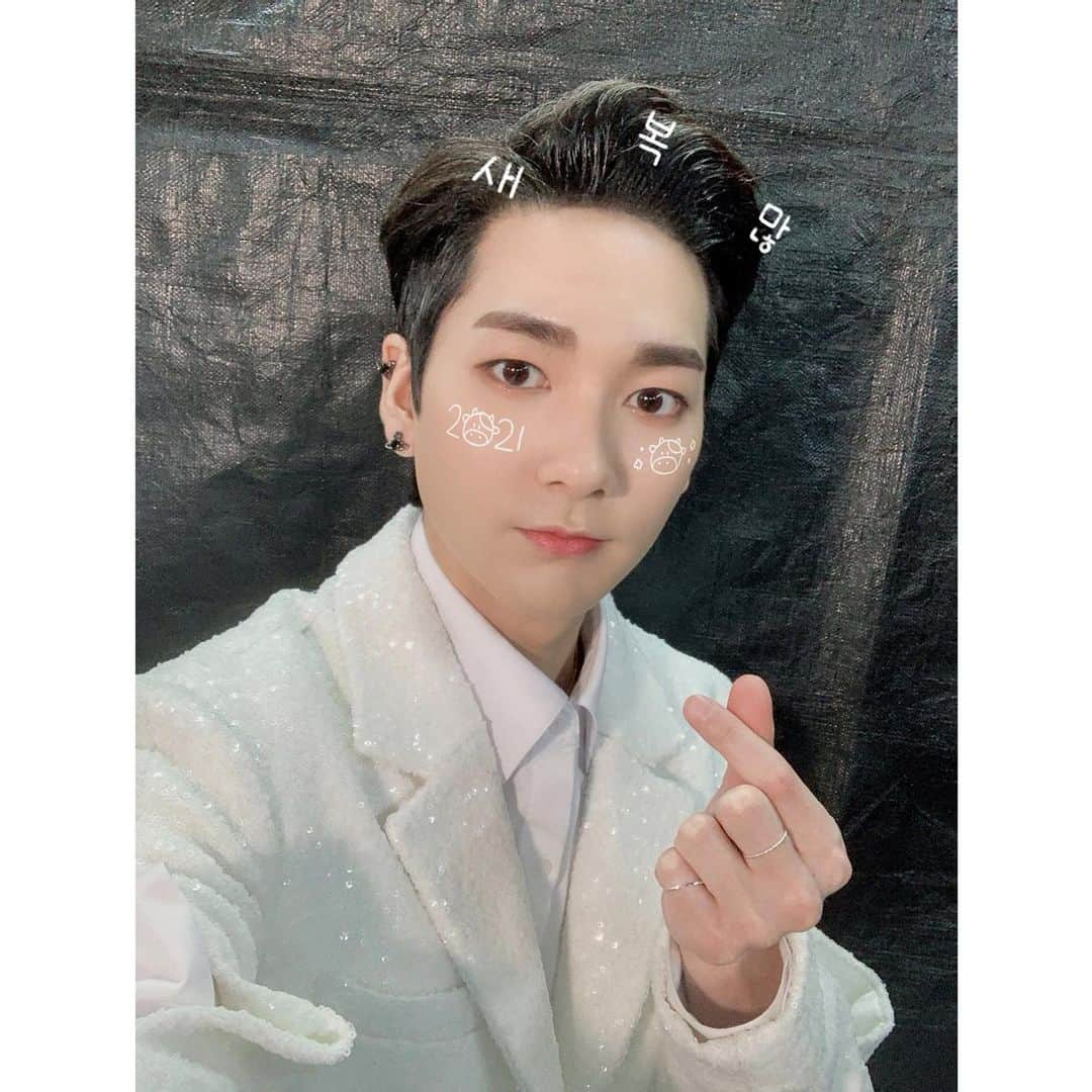 NU'ESTのインスタグラム：「뉴이스트와 함께 해피 설날 🐶💓 #뉴이스트_JR_아론_백호_민현_렌 #NULOΛEstagram #뉴이스트 #NUEST」