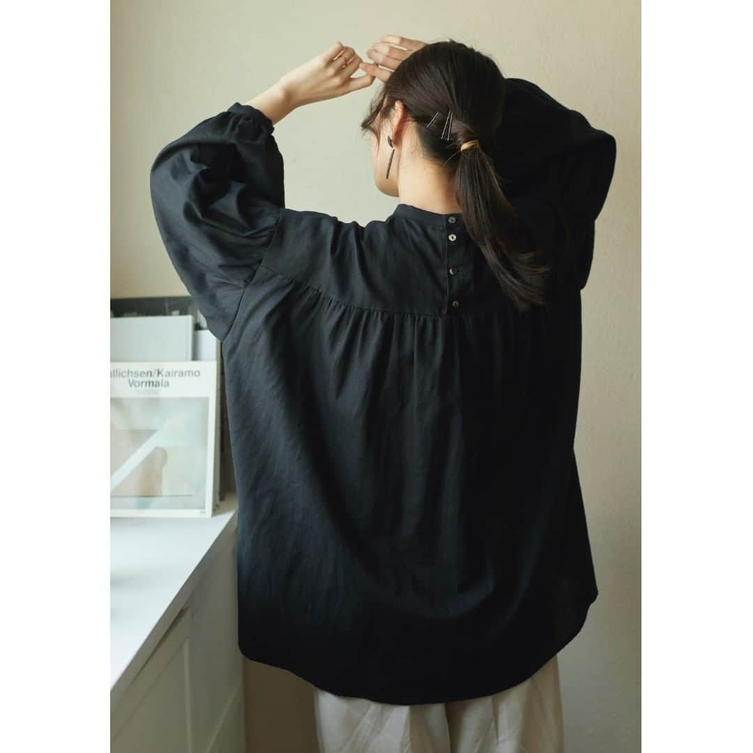 オルネ ド フォイユさんのインスタグラム写真 - (オルネ ド フォイユInstagram)「【こころ春めく、LUEUFの服】  ”時間と季節を感じる服”がコンセプトのLUEUF（ルフ）から、トレンチコートとプルオーバーが届きました。  季節の変わり目で役に立つベーシックなトレンチコートは、1枚は持っておきたい定番アイテム。カラーはネイビーとベージュの2色です。 長めの丈とラグランスリーブが、落ち感のある綺麗なシルエットを作り出してくれます。  すっきりと美しい比翼仕立てのラウンドネックは、上品にもカジュアルにも決まります。背中には太めのプリーツを取り入れ、前後で違う印象に。  柔らかなコットンリネン生地のプルオーバーは、シンプルながら肩の落ちたゆったりとしたシルエットが魅力的です。 シックな色合いで大人の雰囲気を楽しみつつ、胸元と腕部分に施されたギャザーが程よいアクセントに。  ベーシックなデザインなので、ボトムスを選ばずいろんな着こなしを楽しめますよ。  ●こちらの商品はWEBショップにて販売しております。  ※WEBショップと不動前店の商品ラインナップは異なります。ご来店にあたりお目当ての商品がある場合には、事前にお問い合わせくださいませ。  ———————————————﻿ ◯WEBショップに関するお問い合わせ◯﻿ オルネ ド フォイユWEBショップ﻿ （午前10時～午後6時／土日祝定休） ﻿ e-mail：order@orne.co.jp  #lueuf #トレンチコート #プルオーバー #春ファッション #インテリア #インテリアショップ #インテリア雑貨 #雑貨 #暮らしの道具 #リビングインテリア #海外インテリア #リノベーション #gallery #livstagrammer #暮らしを楽しむ #心地よい暮らし #丁寧な暮らし #ornedefeuilles #オルネドフォイユ」2月11日 12時00分 - ornedefeuilles