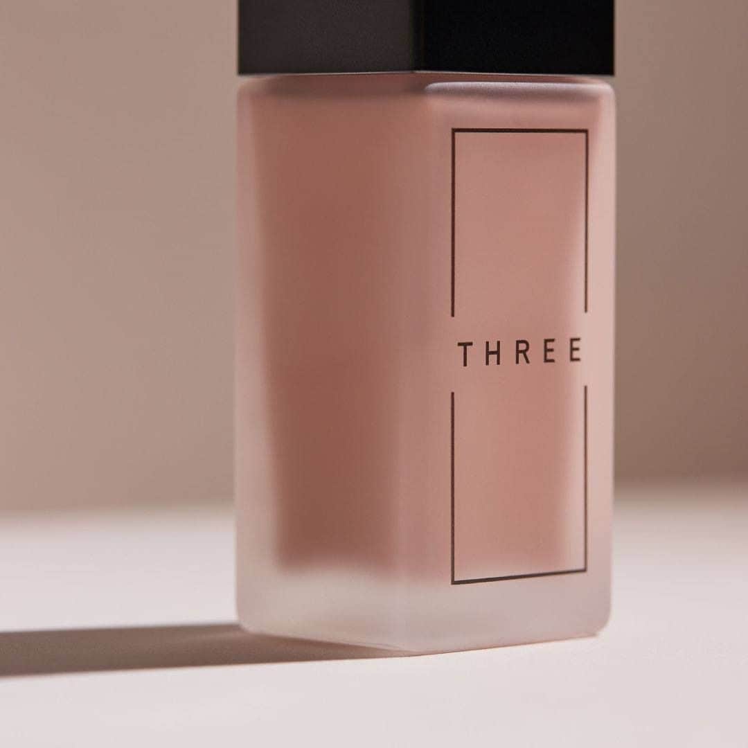 THREEのインスタグラム：「・ ＜美しさを再び目覚めさせる、美容液発想のプライマー＞ リッチな保湿感とシームレスな伸び広がりで、 肌の質感をなめらかに整える美容液のような使い心地。 植物の恵みを感じるスキンケア発想の潤いで、 乾燥やキメの乱れによって凹凸感や色ムラが生じた肌を、つるんとした均一な状態に整えます。 ―――――――――――――― THREE アドバンスドエシリアルスムースオペレーター プライマー 全1種 30mL 6,050円（税込） 2021年2月24日発売 ―――――――――――――― ペタルフレッシュカラーで肌の色ムラを整え、 自然な血色感の中に生命感を呼び覚まします。   #THREE #NEWBASEMAKEUP #threecosmetics #アドバンスドエシリアルスムースオペレータープライマー #ラディアントスキン」
