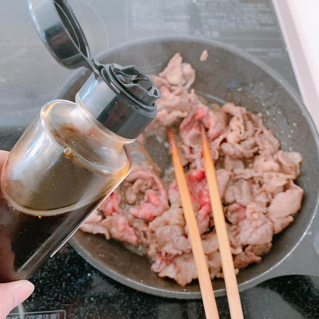 森貴美子さんのインスタグラム写真 - (森貴美子Instagram)「@sanomatsu_tokyo_  の万能ダレ‼︎ お肉、魚、野菜・・・何にかけても本当に美味しくなる魔法の万能ダレ✨ 今日は塩胡椒で焼いた肉に仕上げにサッとかけて、作り置きのナムルと一緒にビビンバにしました😉 ちなみに使っている途中で万能ダレのビン写真を撮ったので、ちょっと見た目が減ってます😅販売されてるのはちゃんと蓋の下まで入っているよ。笑 ・ #サノ松 #万能だれ #おひるごはん  #ビビンバ」2月11日 12時00分 - morikimi_morikimi
